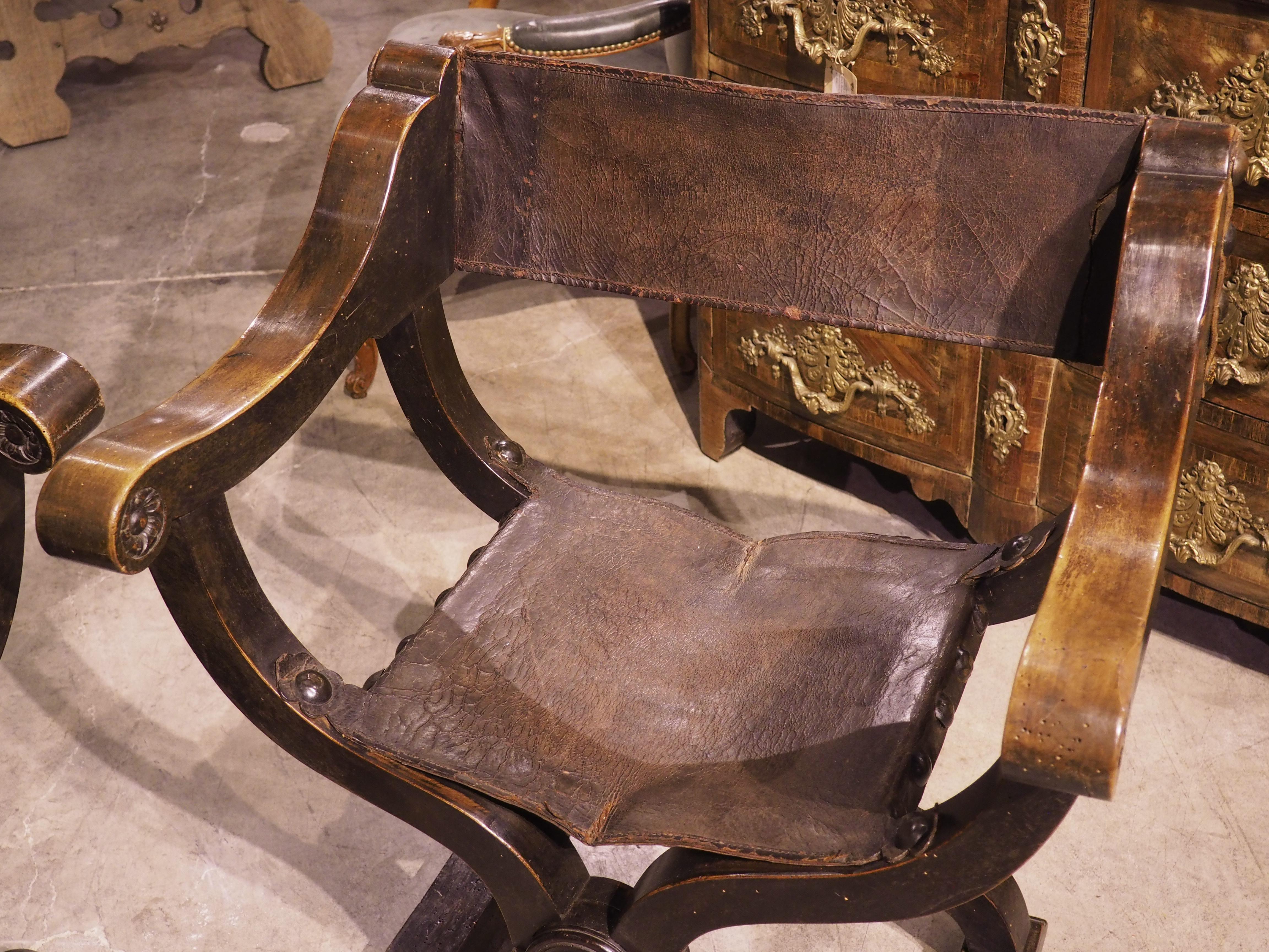 Hand-Carved Pair of Italian Walnut and Leather Sedia del Campo Savonarola Chairs, Circa 1800