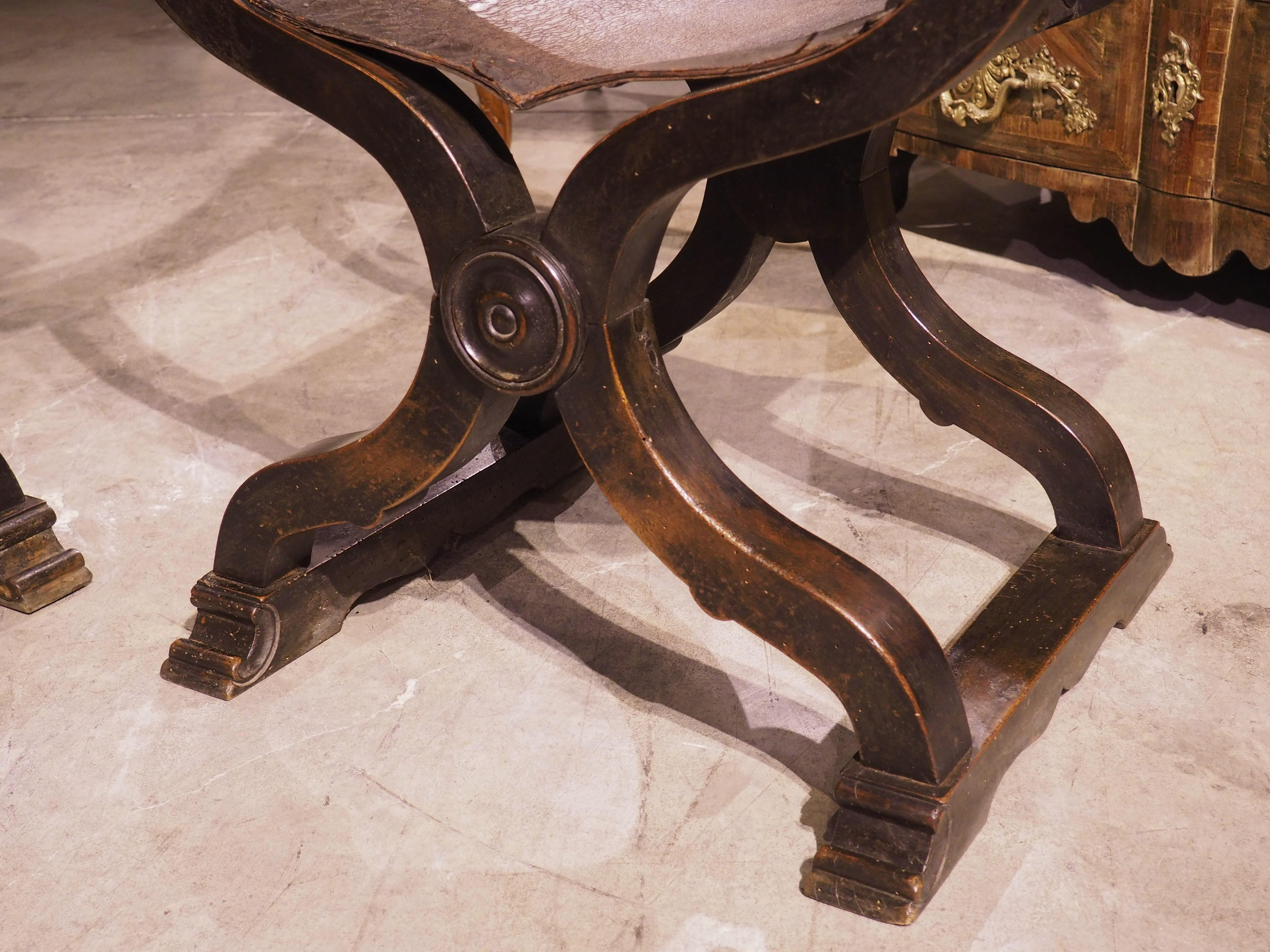 Pair of Italian Walnut and Leather Sedia del Campo Savonarola Chairs, Circa 1800 In Good Condition In Dallas, TX