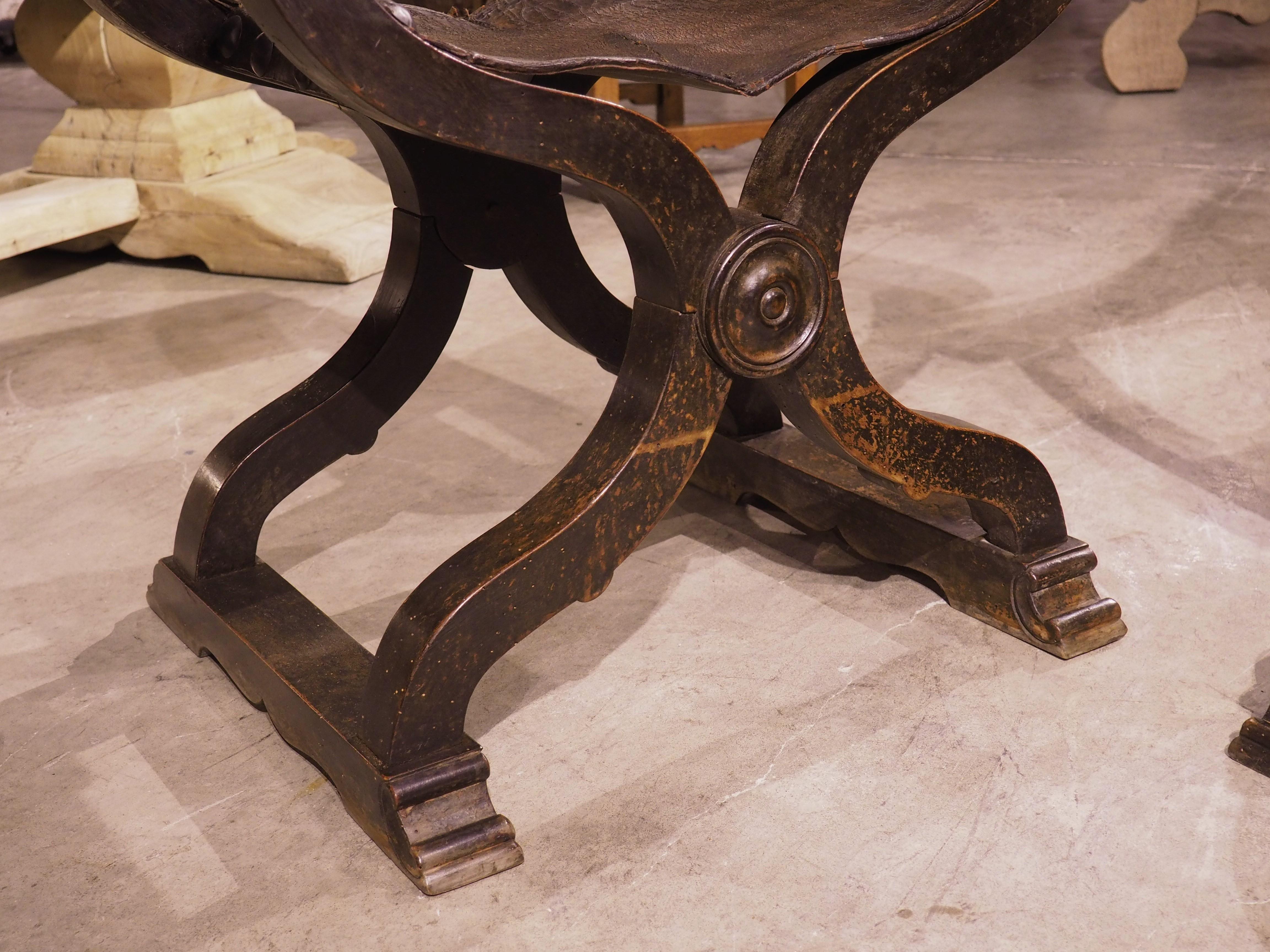 Early 19th Century Pair of Italian Walnut and Leather Sedia del Campo Savonarola Chairs, Circa 1800