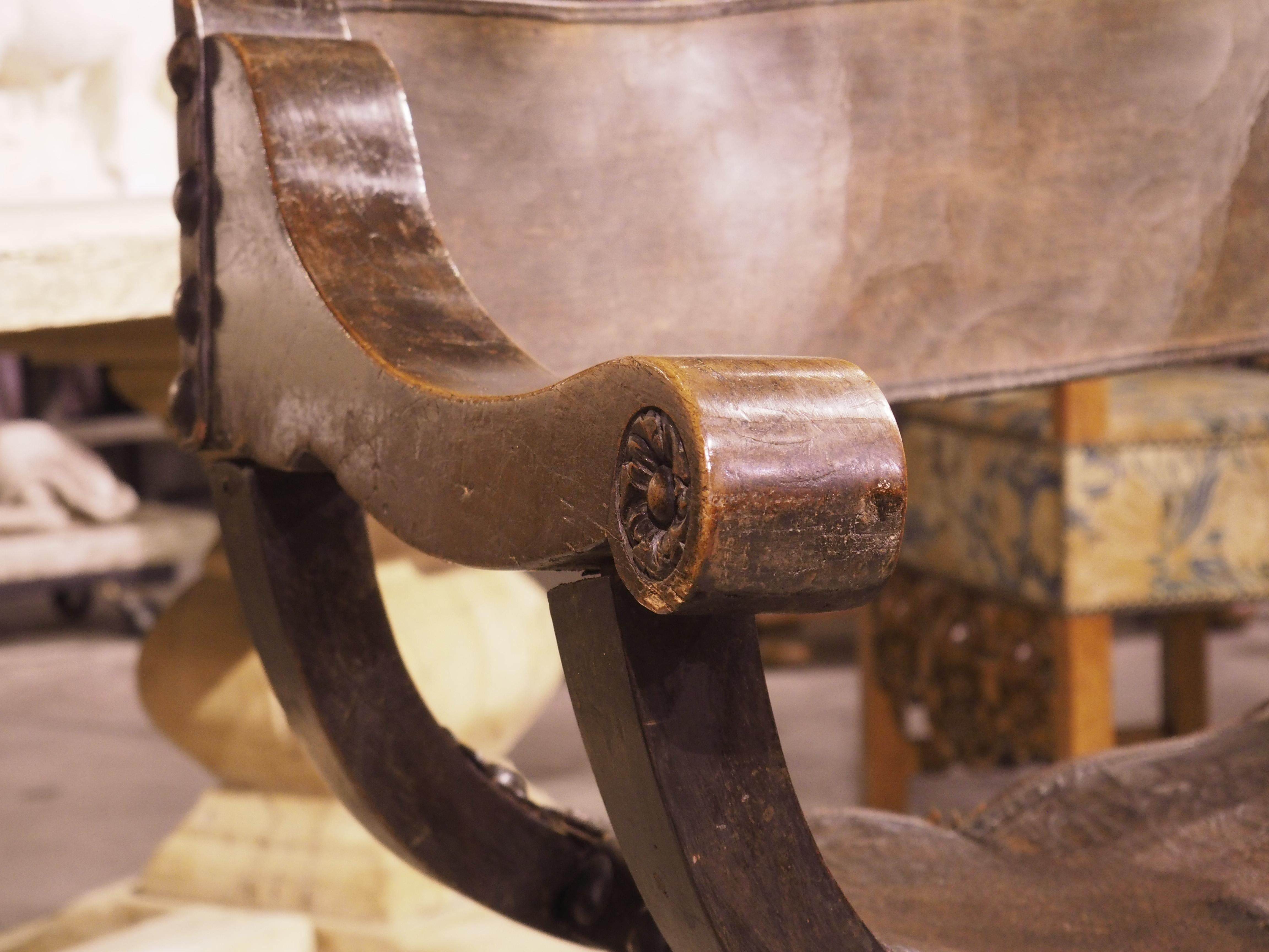 Pair of Italian Walnut and Leather Sedia del Campo Savonarola Chairs, Circa 1800 1