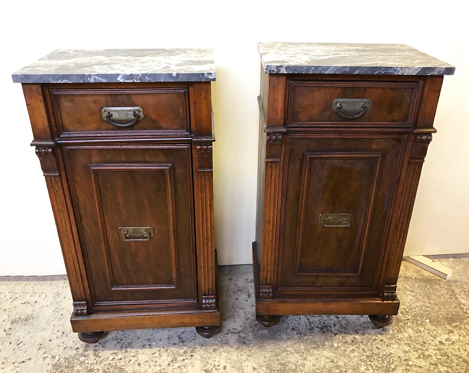 Pair of Italian walnut bedside tables from 1880, natural color, with drawer, Portoro marble.
They are one right and one left and the Italian marble is very elegant and precious.
Coming from an important Florentine villa.
The transport quote for