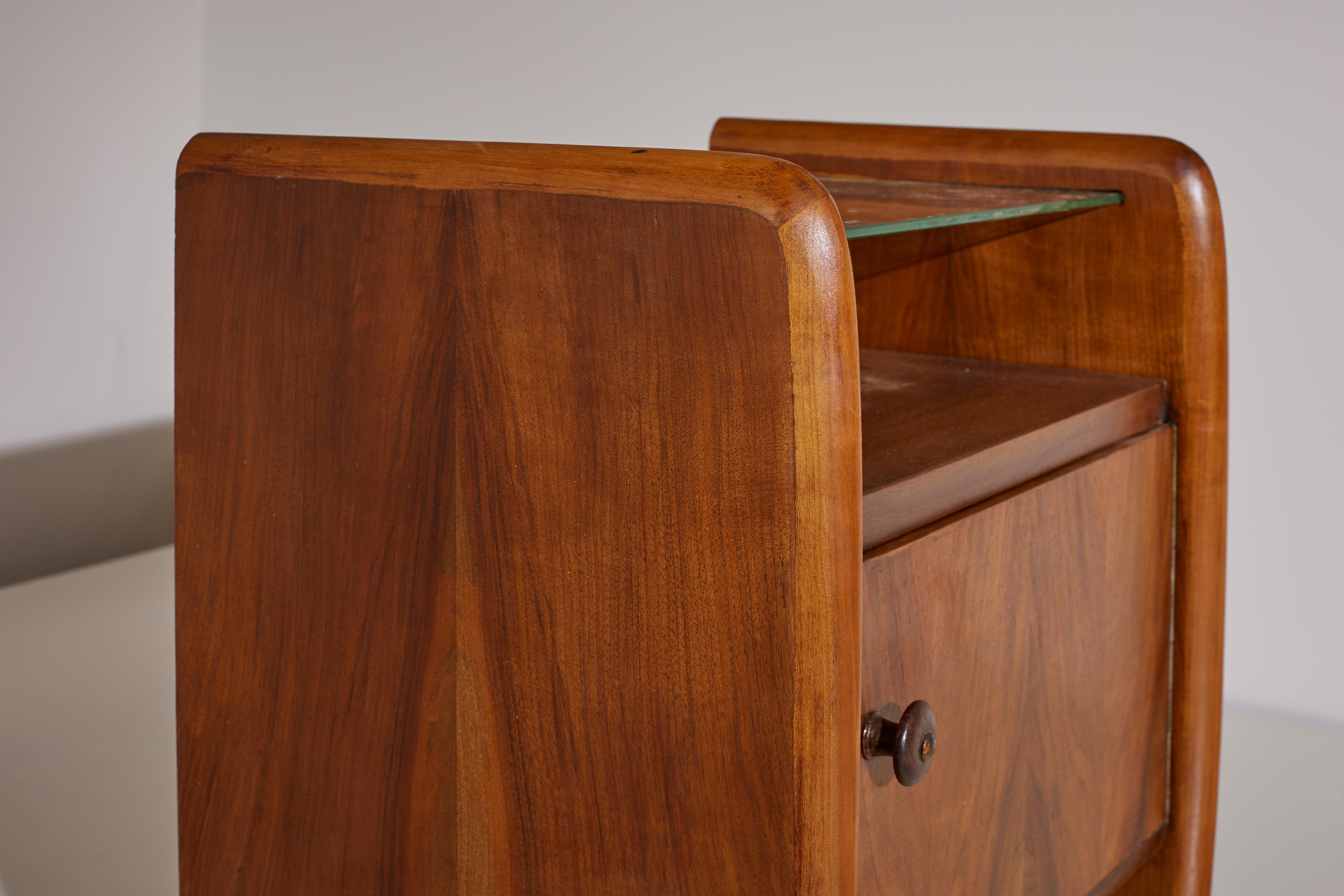 Pair of Italian Walnut Bedside with Glass Top by Osvaldo Borsani 'Attr.' 1940/50 In Good Condition In Chiavari, Liguria