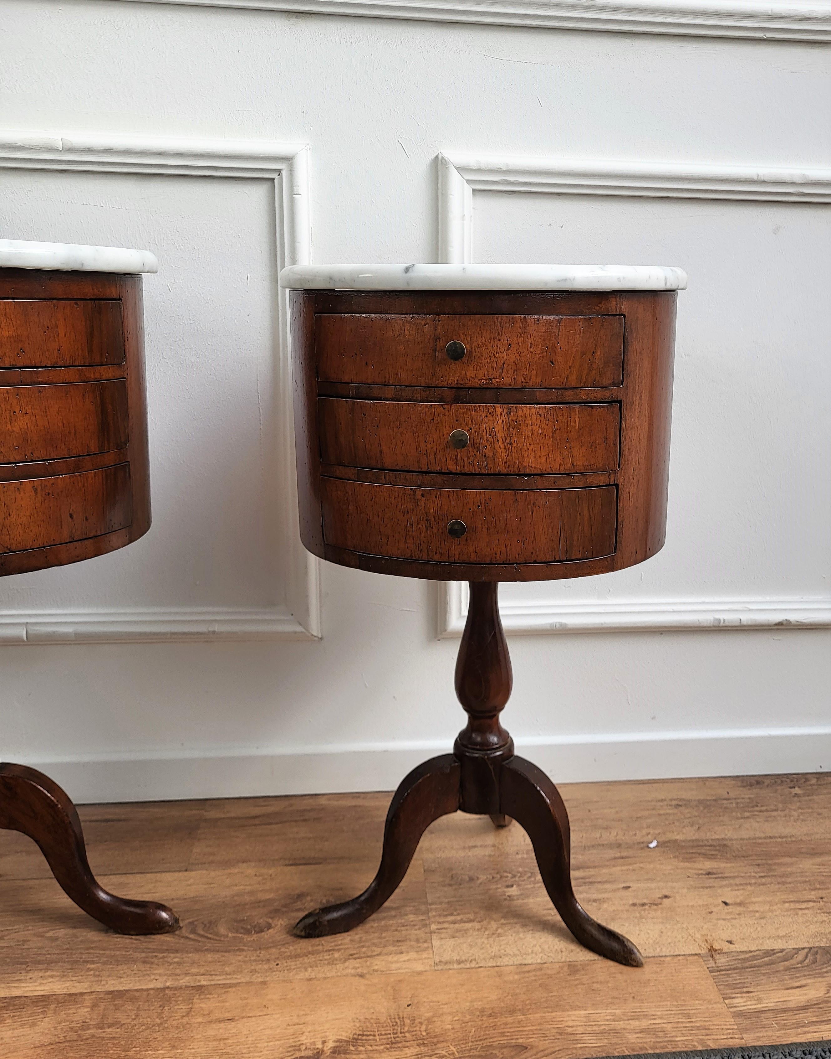 Paire de tables de nuit italiennes anciennes en noyer, laiton et marbre blanc pour tables de chevet 1