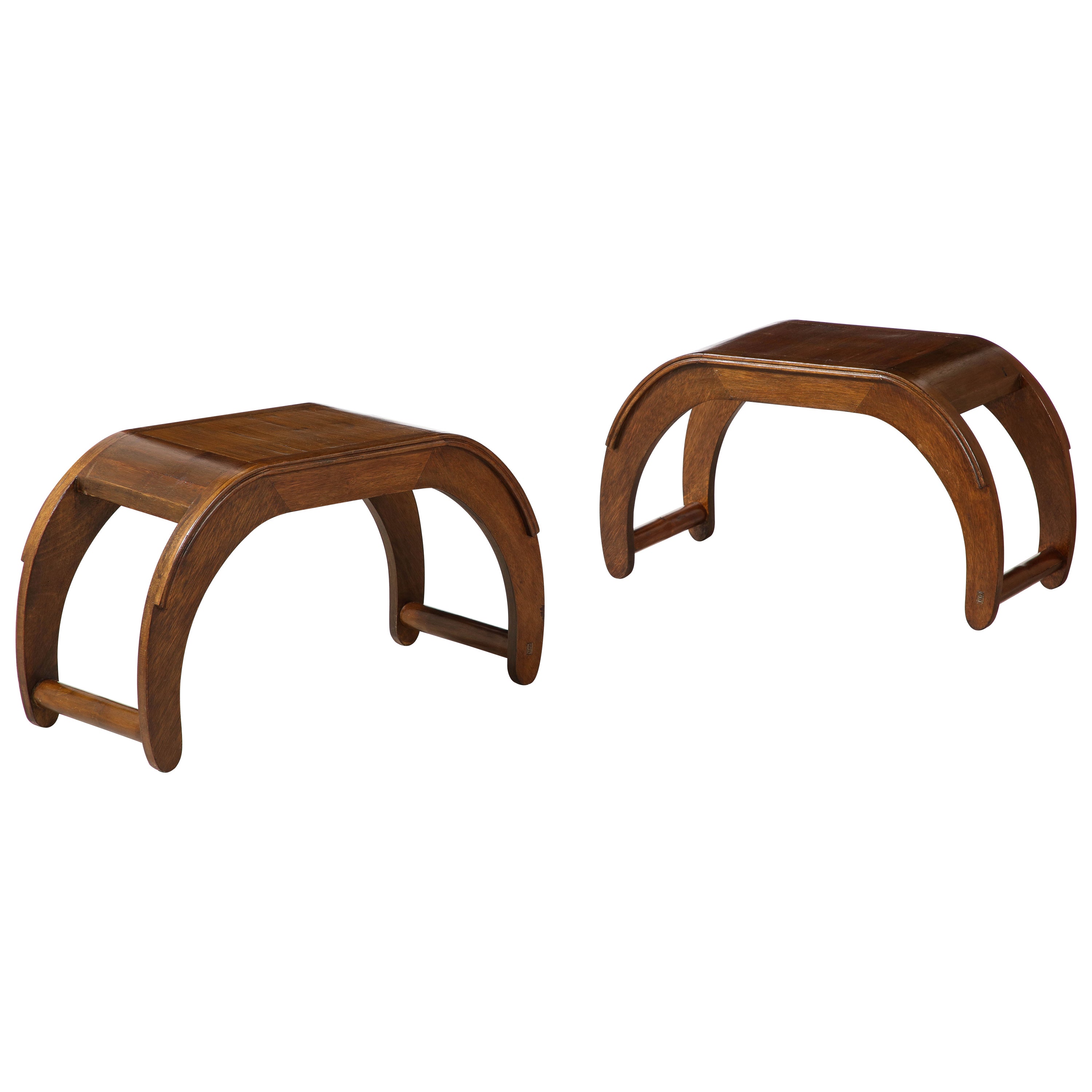 Paar ellipsenförmige Bänke aus italienischem Nussbaum im Angebot