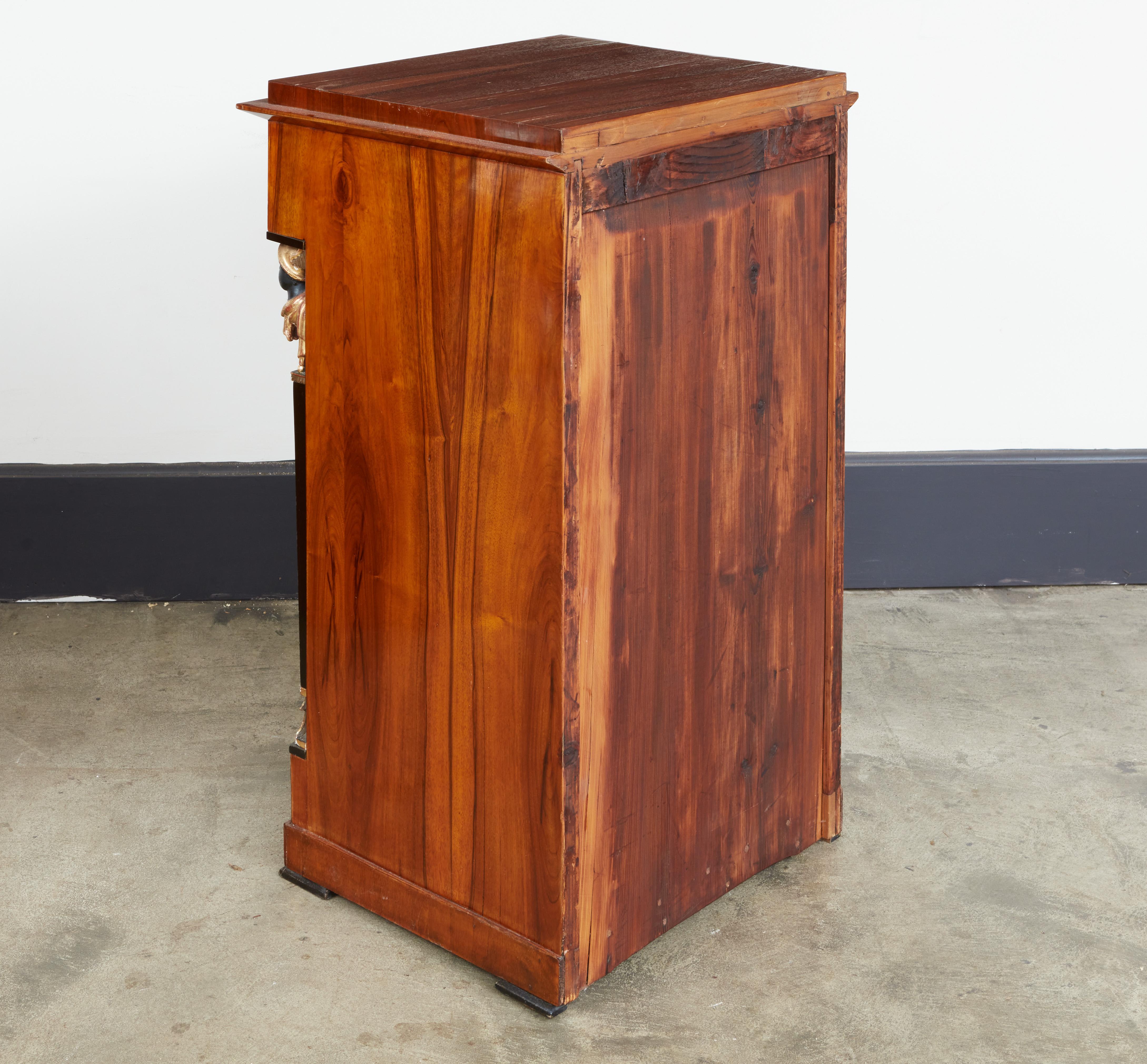 Paar italienische Nussbaum Empire-Schränke im Angebot 4