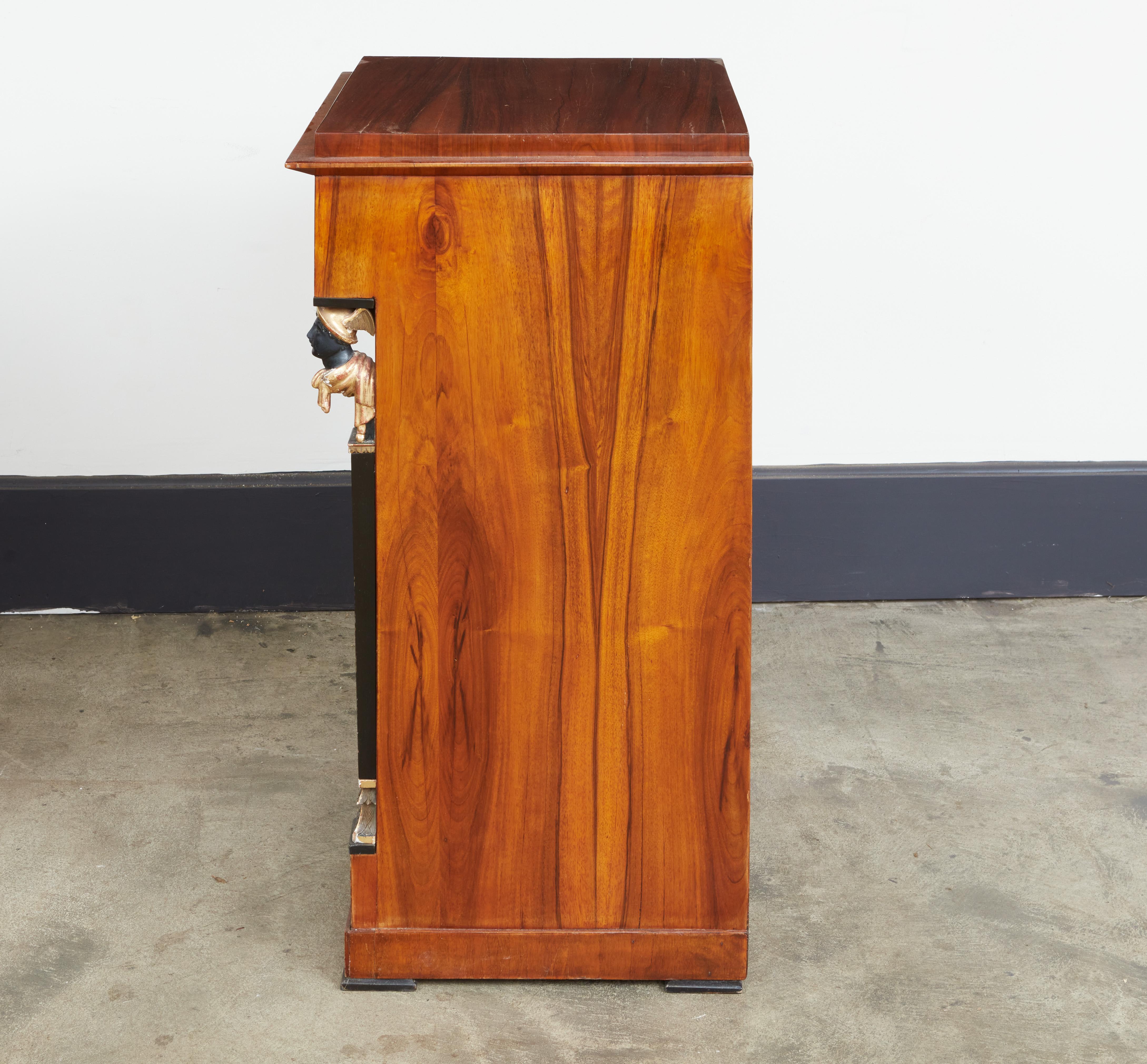 Paar italienische Nussbaum Empire-Schränke im Angebot 5