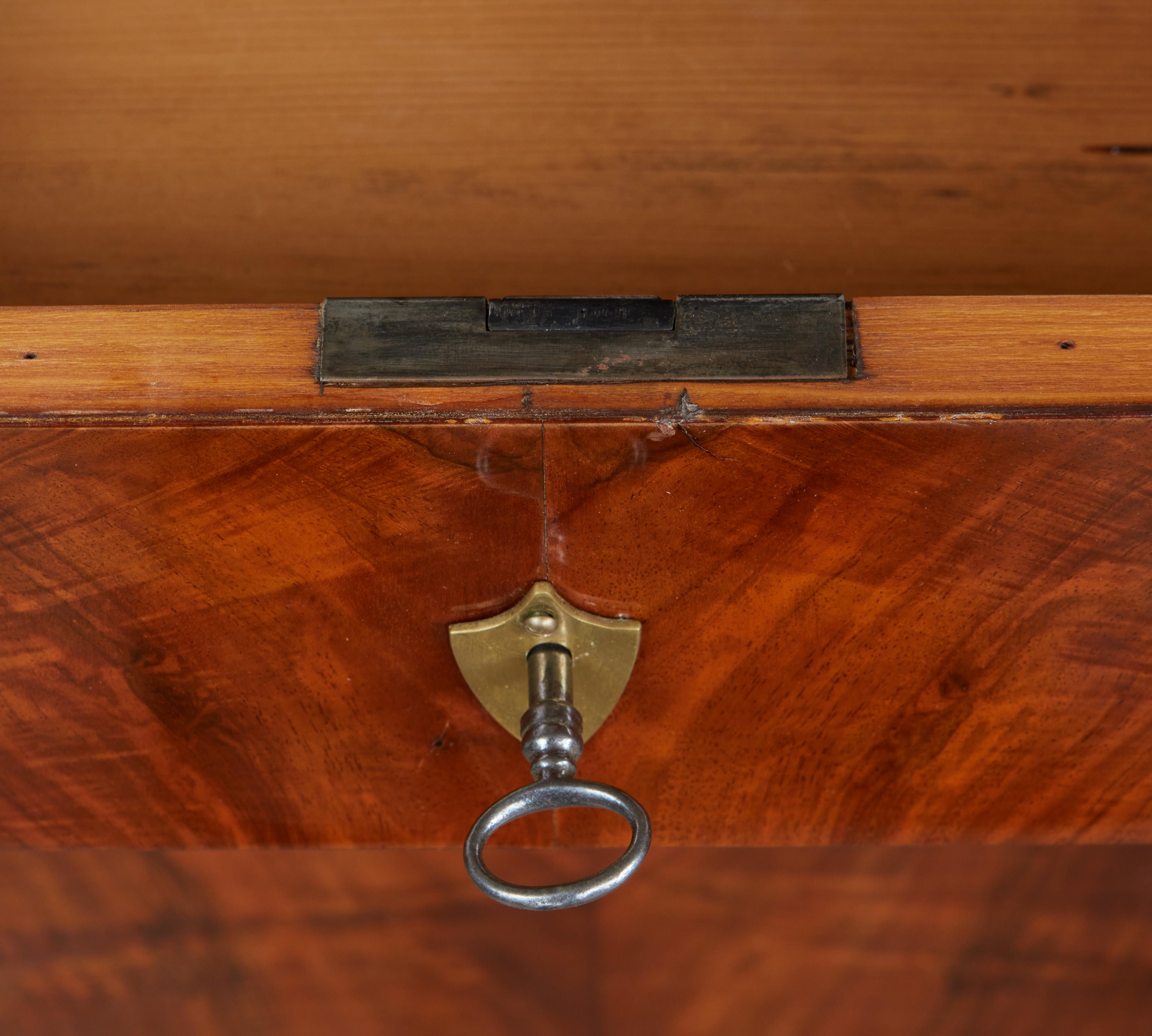 Paar italienische Nussbaum Empire-Schränke im Angebot 8