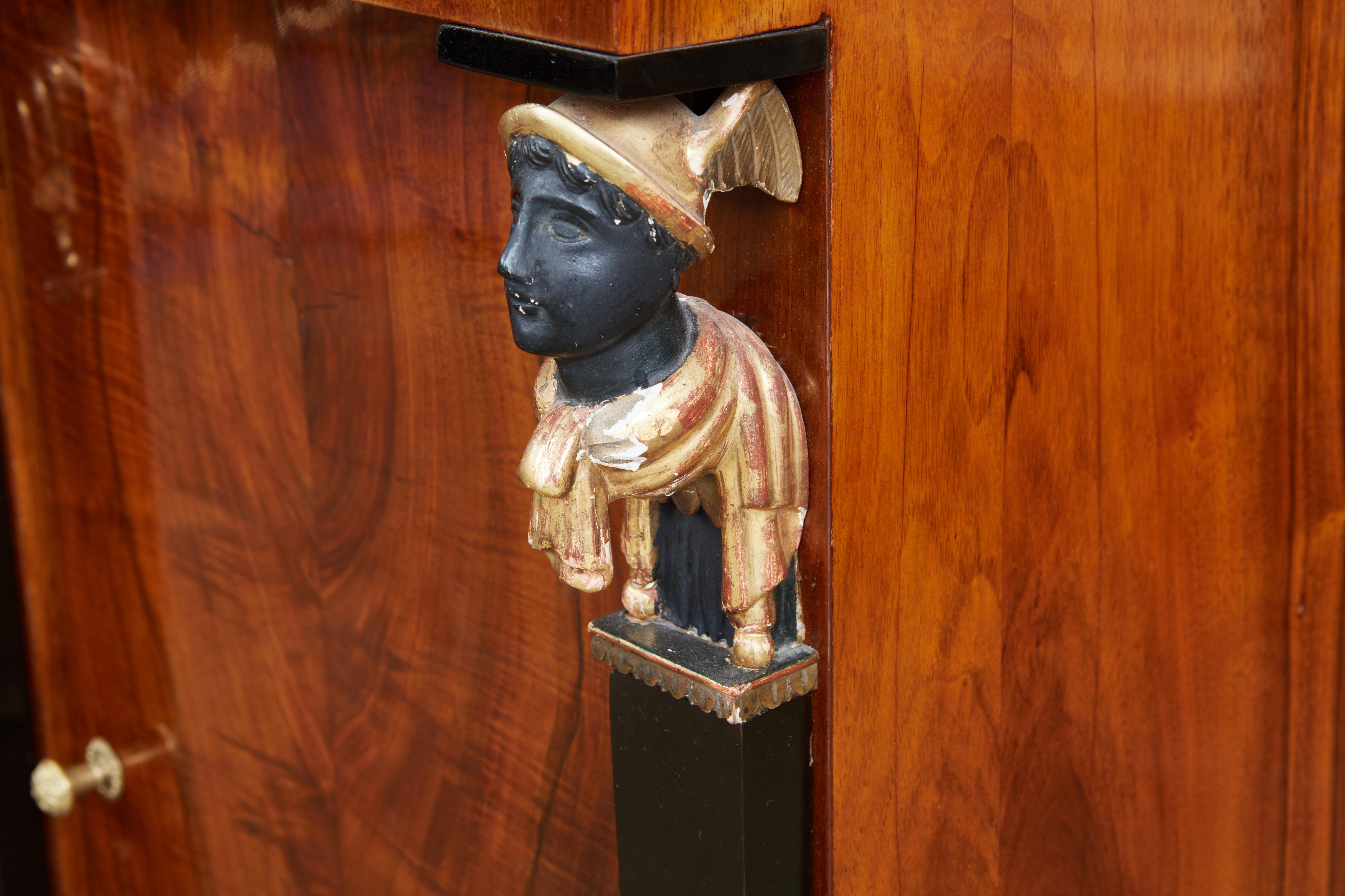 Paar italienische Nussbaum Empire-Schränke (Italienisch) im Angebot