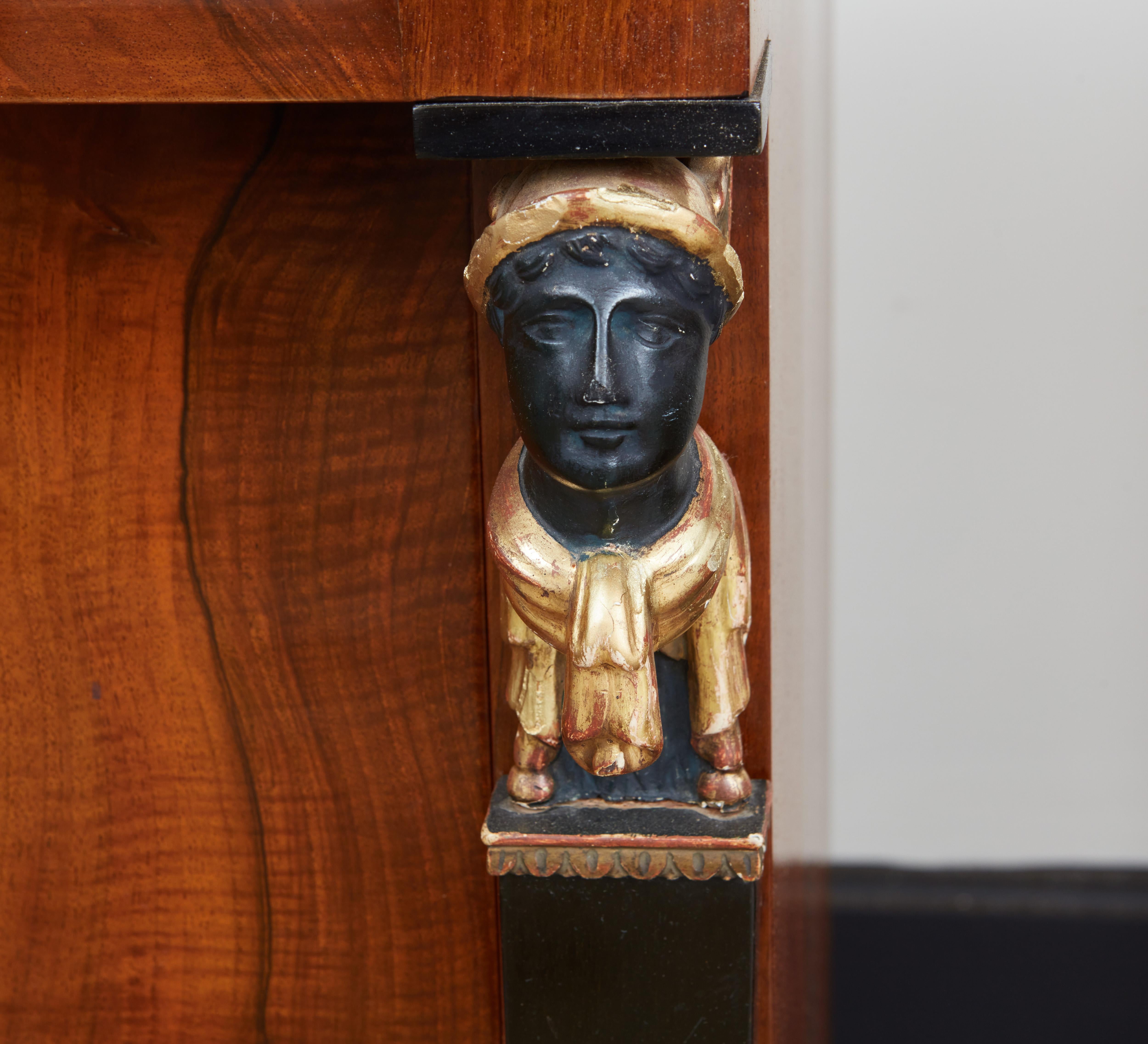 Paar italienische Nussbaum Empire-Schränke im Zustand „Gut“ im Angebot in Lyndhurst, NJ