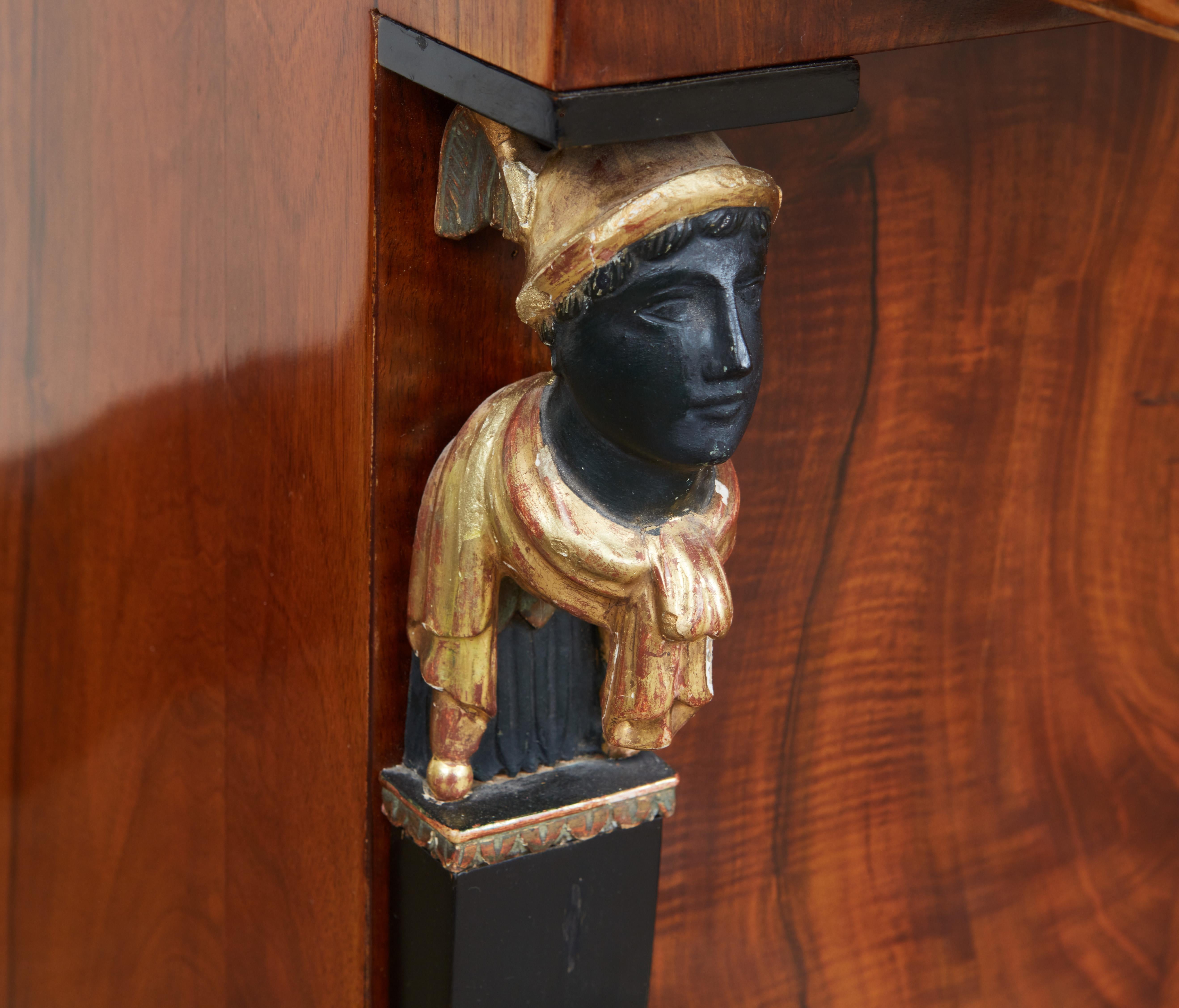 Paar italienische Nussbaum Empire-Schränke (19. Jahrhundert) im Angebot