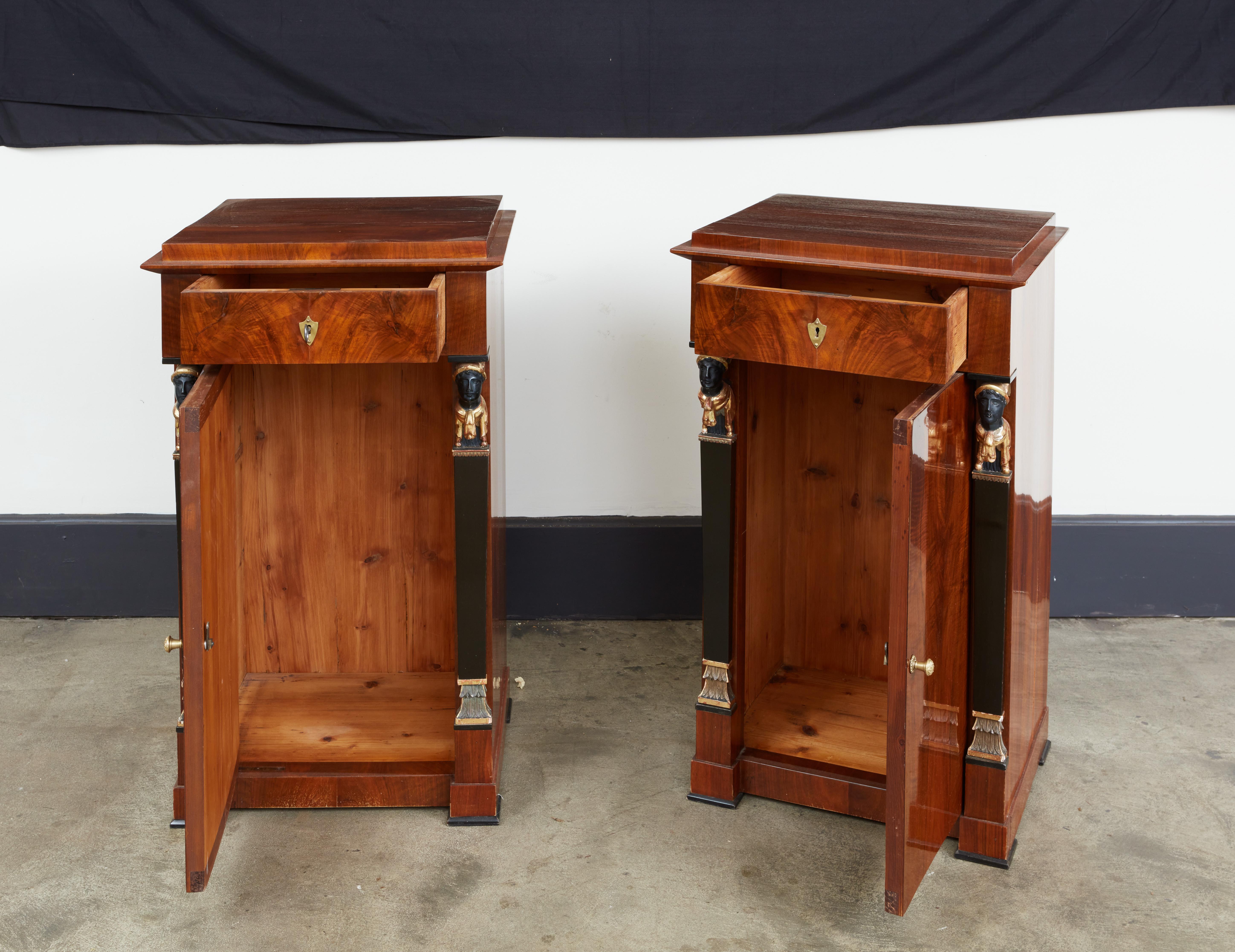 Paar italienische Nussbaum Empire-Schränke (Walnuss) im Angebot