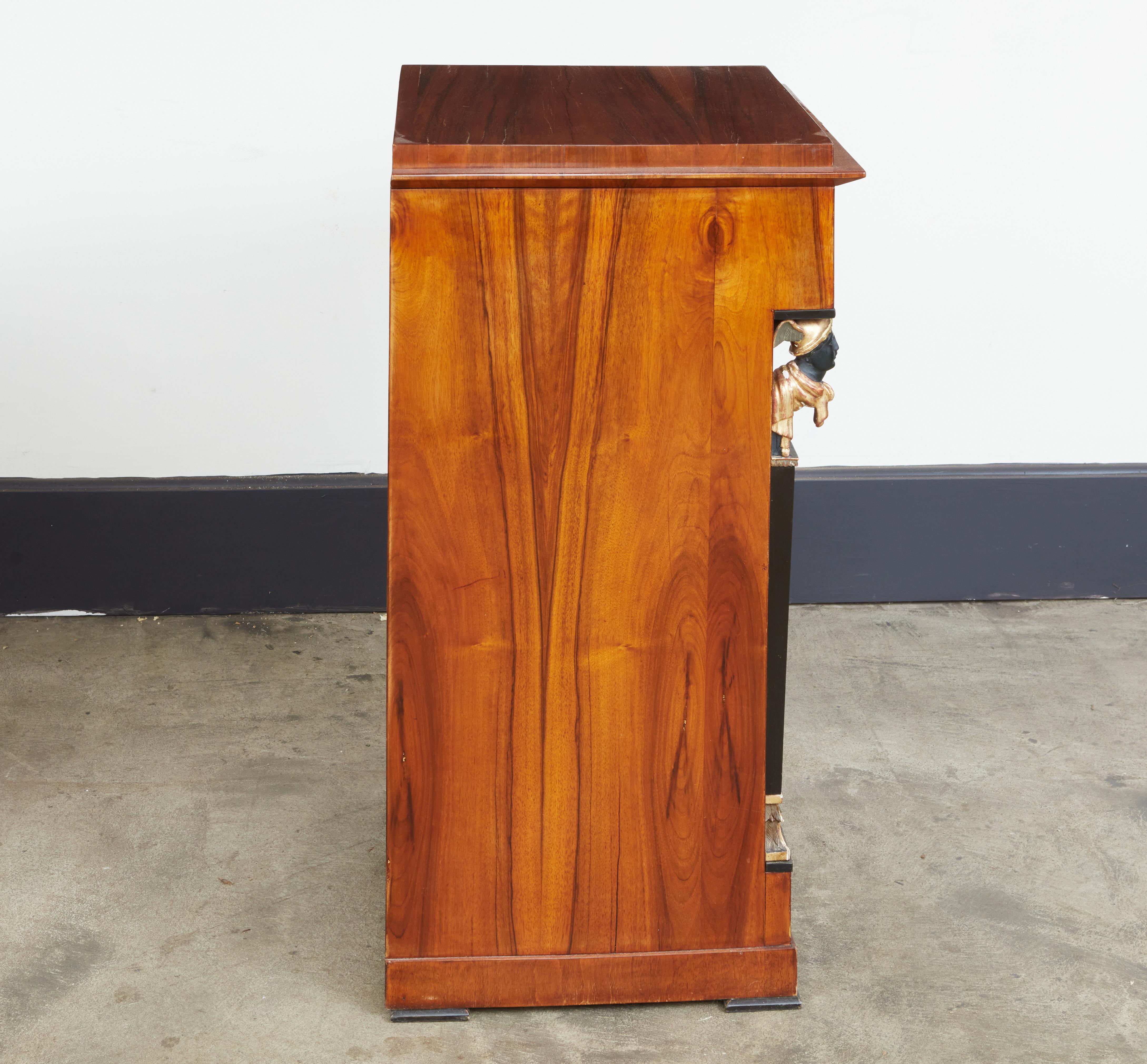 Paar italienische Nussbaum Empire-Schränke im Angebot 2