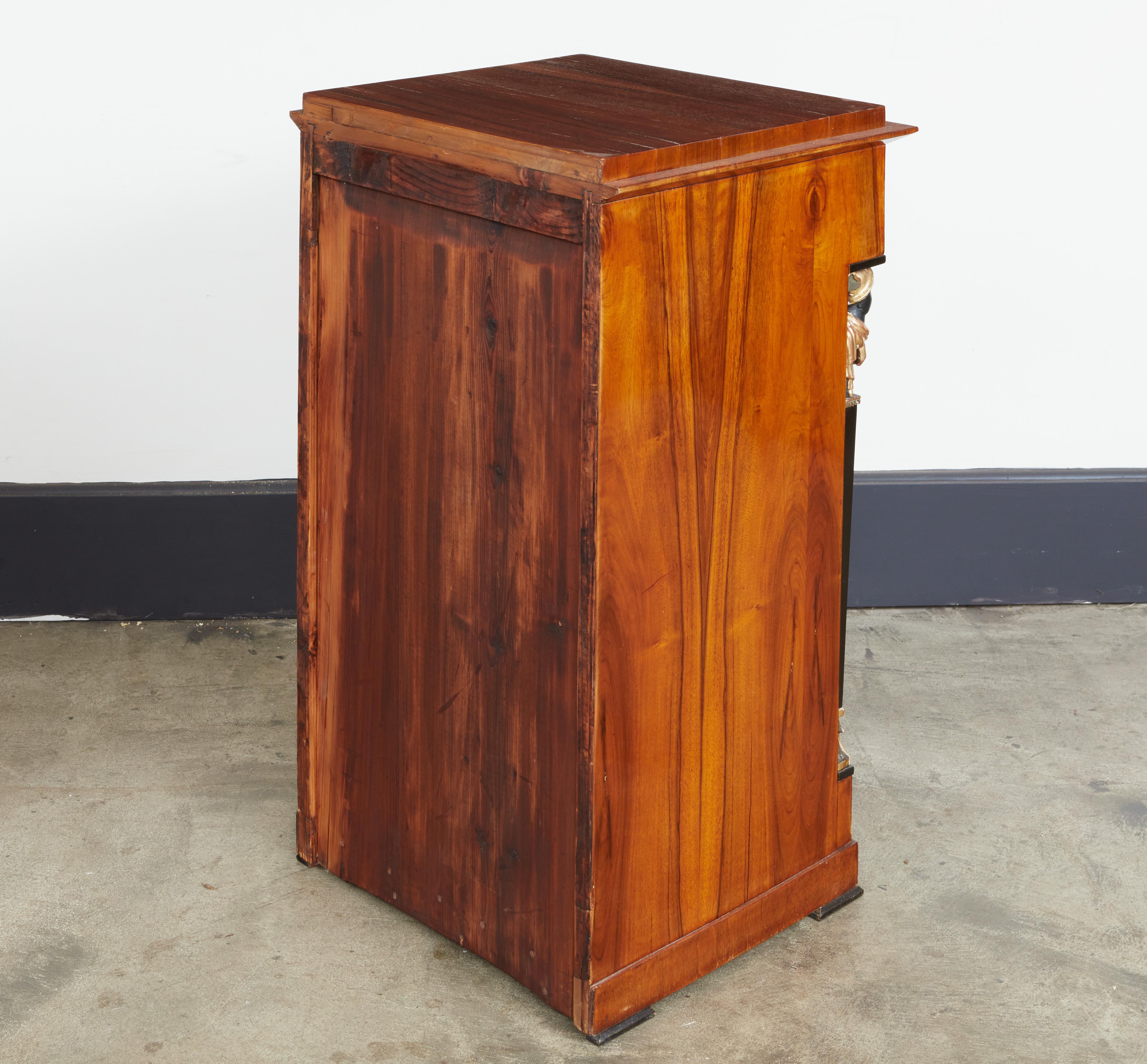 Paar italienische Nussbaum Empire-Schränke im Angebot 3