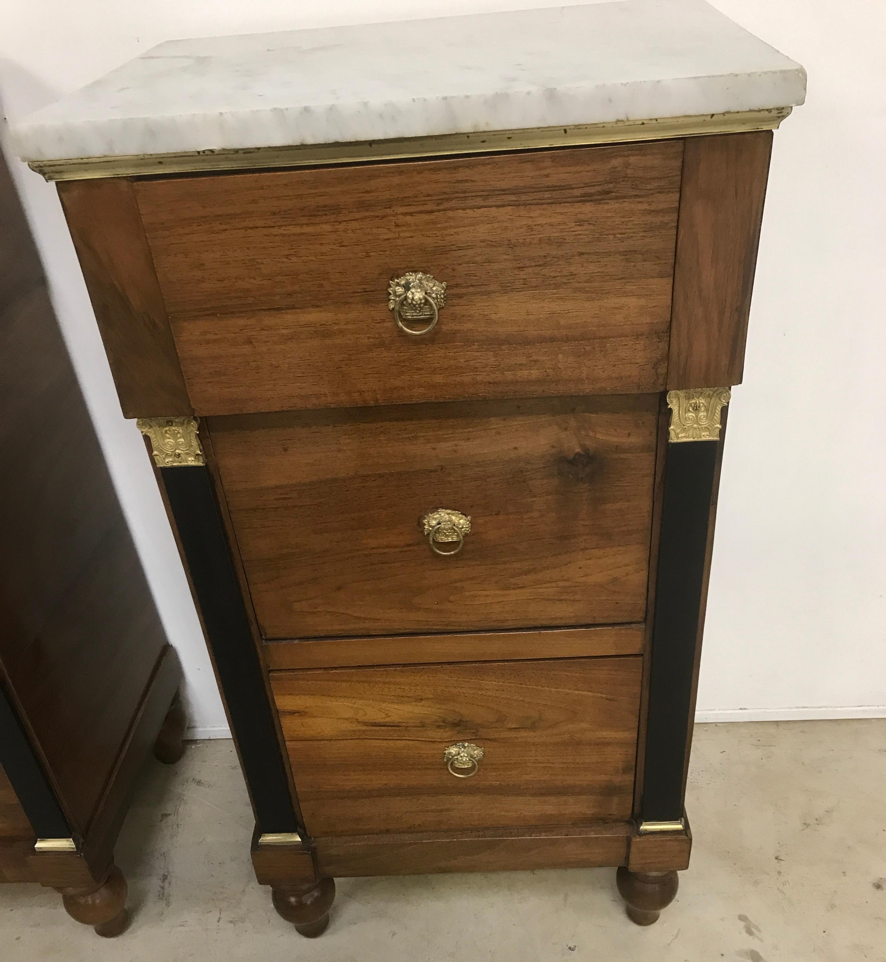 A very nice pair of Italian nightstands in walnut with ebonised columns and very high quality mounts. A really nice pair all that have been cleaned and polished. These are a early pair age 1810.