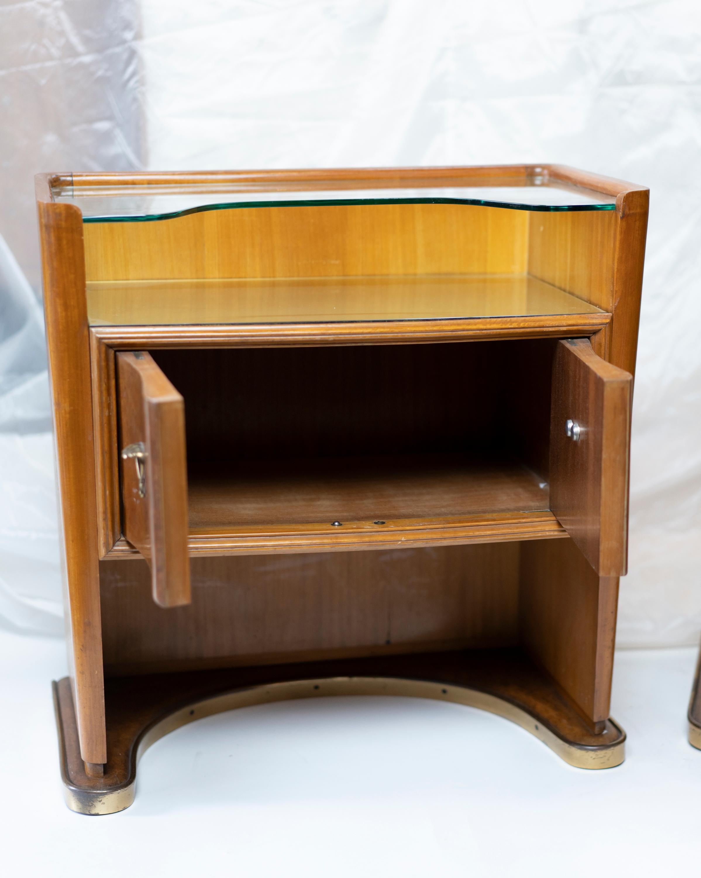 Pair of Italian Walnut Midcentury Night Tables by Vittorio Dassi For Sale 7