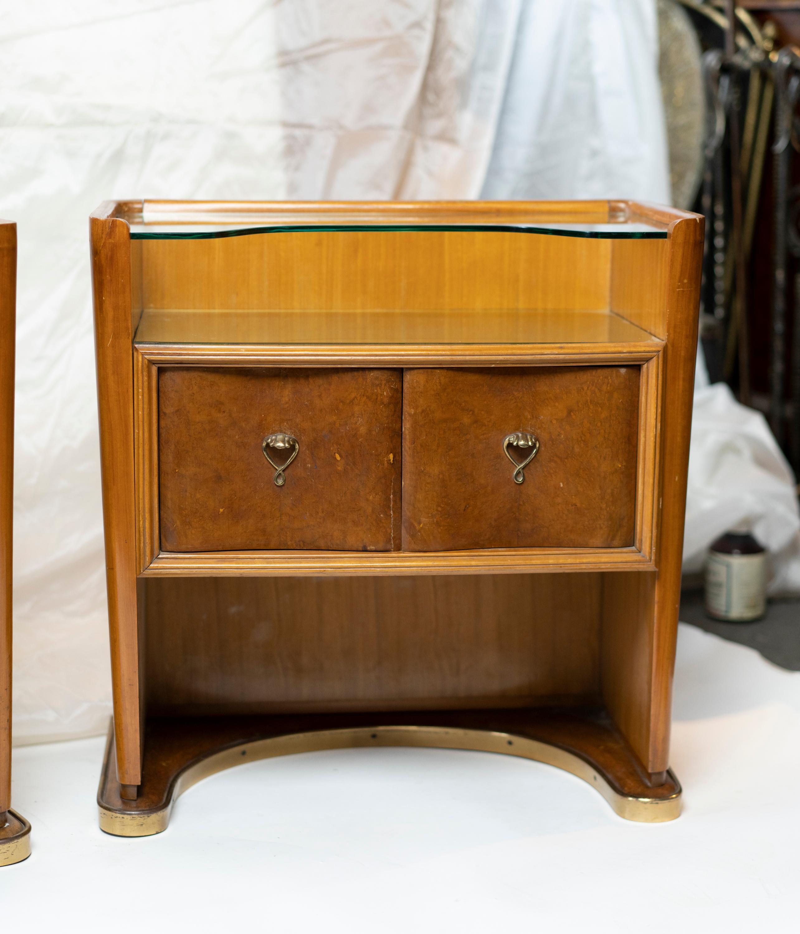 Pair of Italian Walnut Midcentury Night Tables by Vittorio Dassi In Good Condition For Sale In Montreal, QC