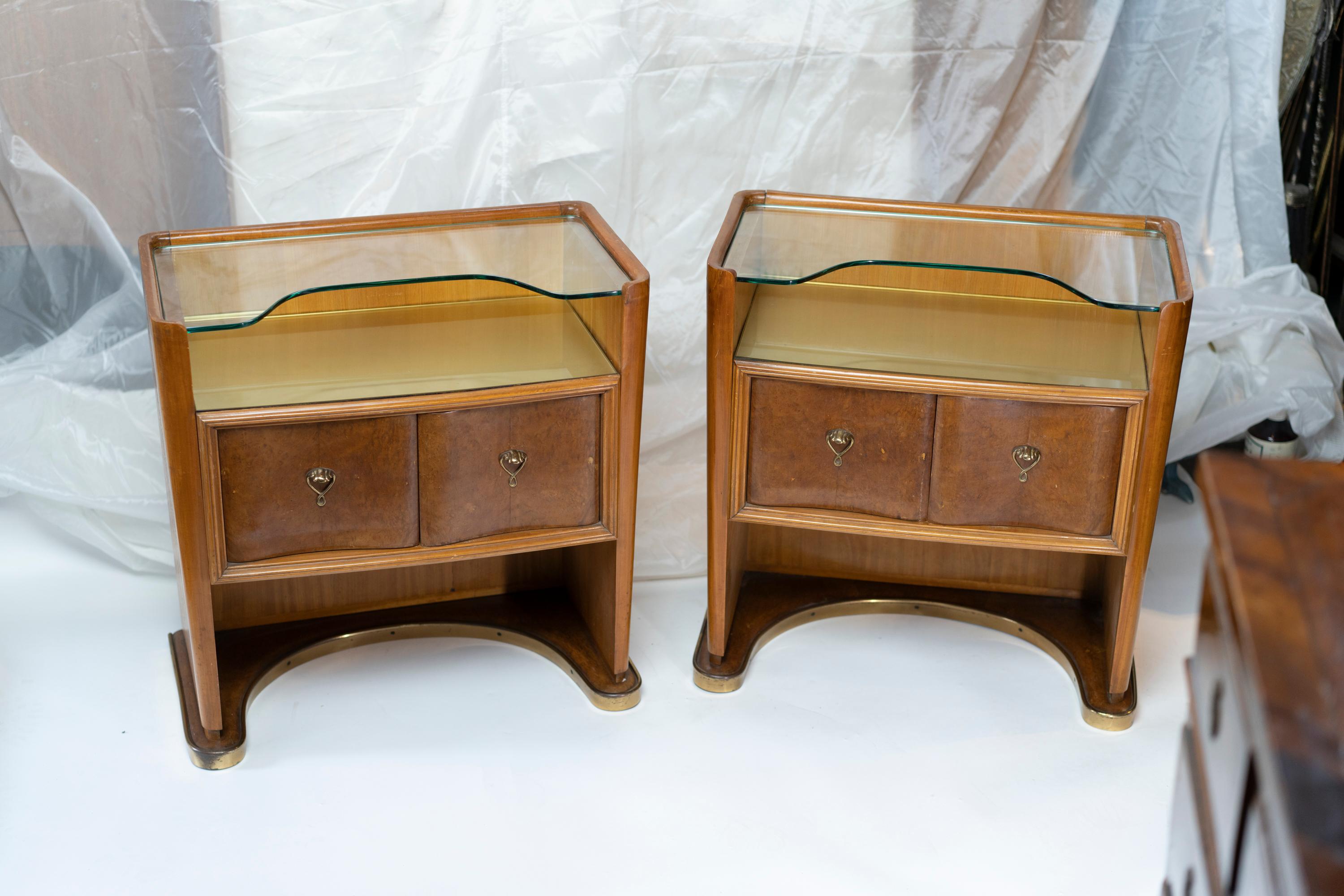 Mid-20th Century Pair of Italian Walnut Midcentury Night Tables by Vittorio Dassi For Sale