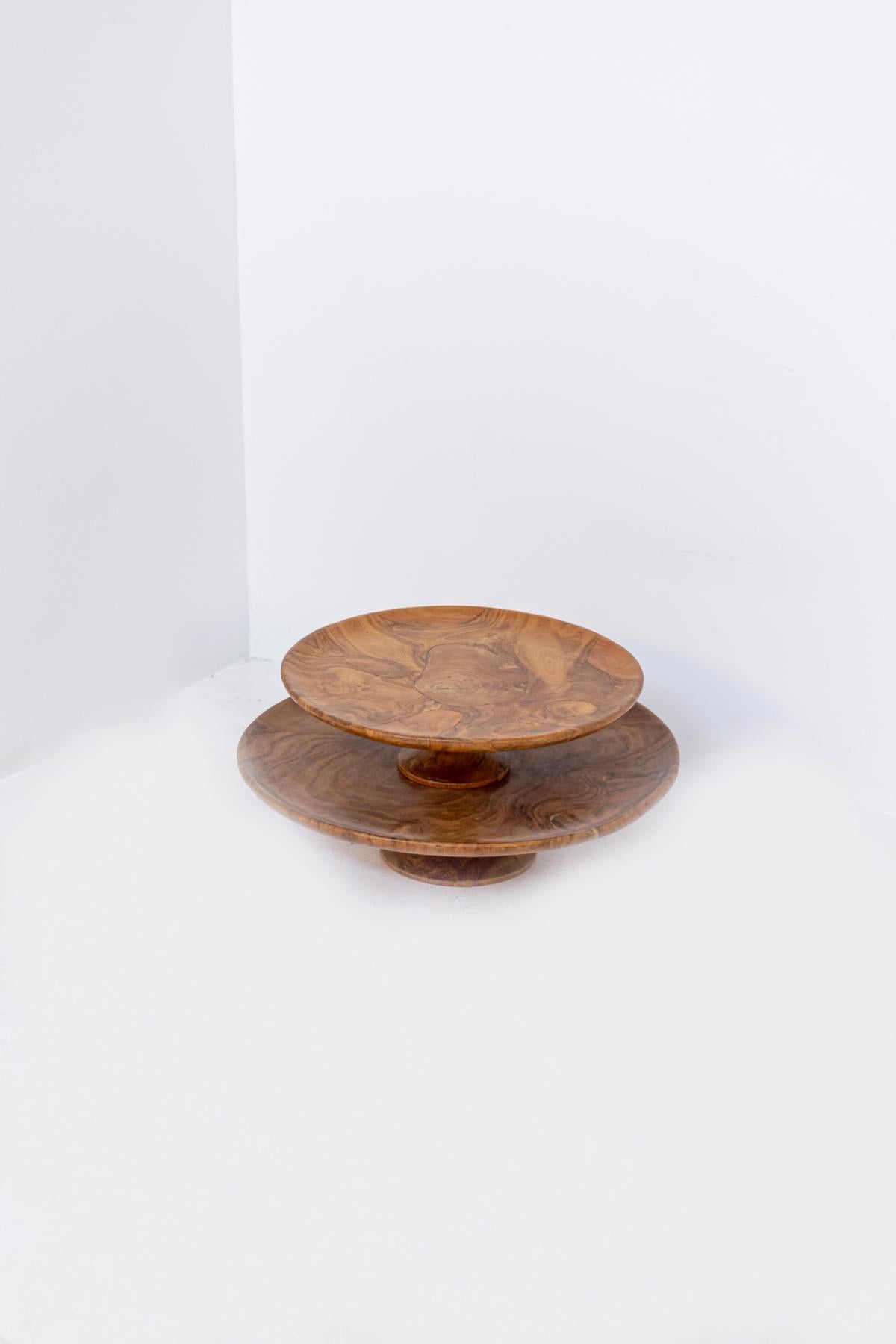 Beautiful pair of 21st century walnut sculptural centerpieces.
The round centerpieces are made of fine walnut burl, and feature beautiful wood grains. 
They are suitable for large rooms in a Classic rustic style but with a refined and sophisticated