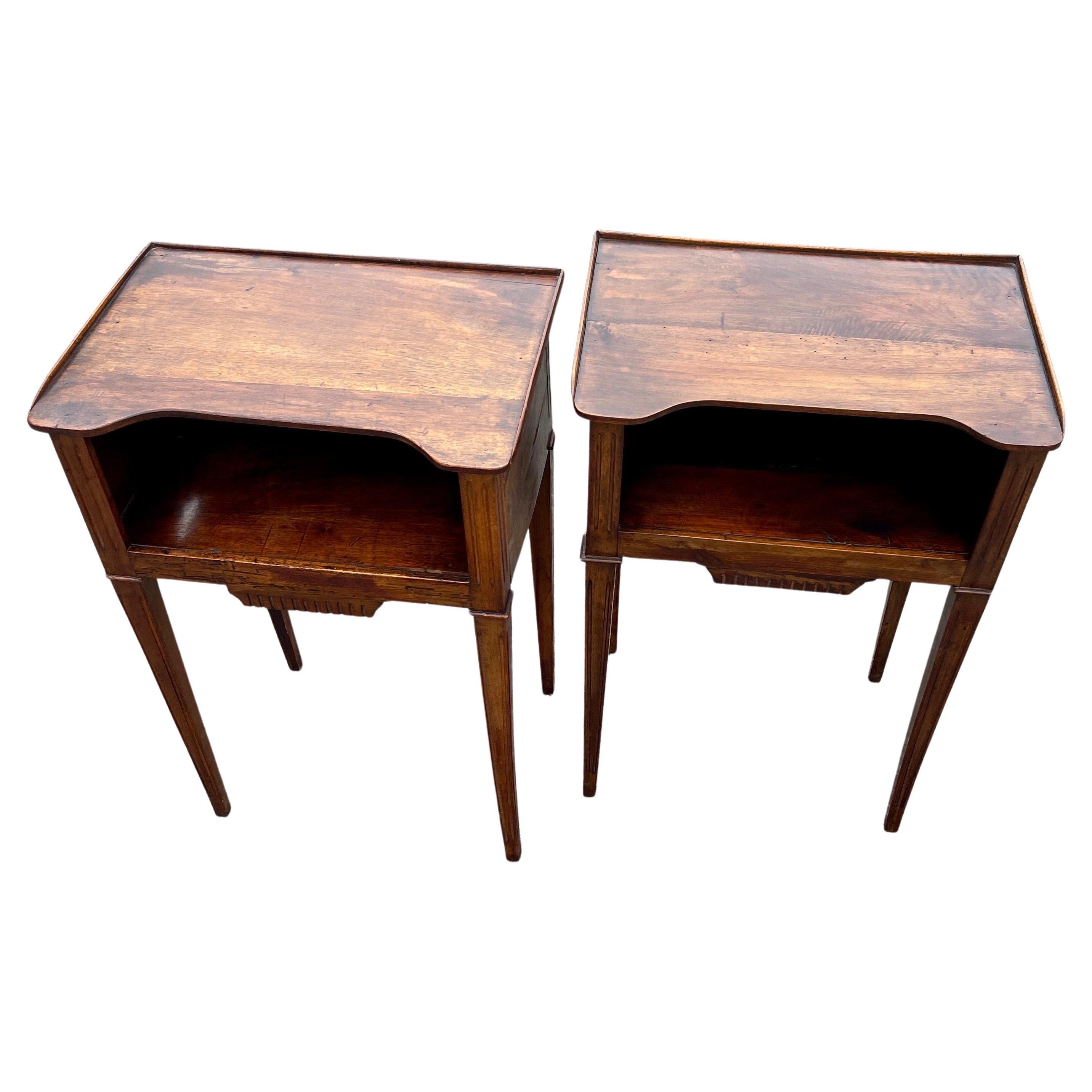 Pair of Italian Walnut Side Tables on Fluted and Tapering Legs For Sale 4