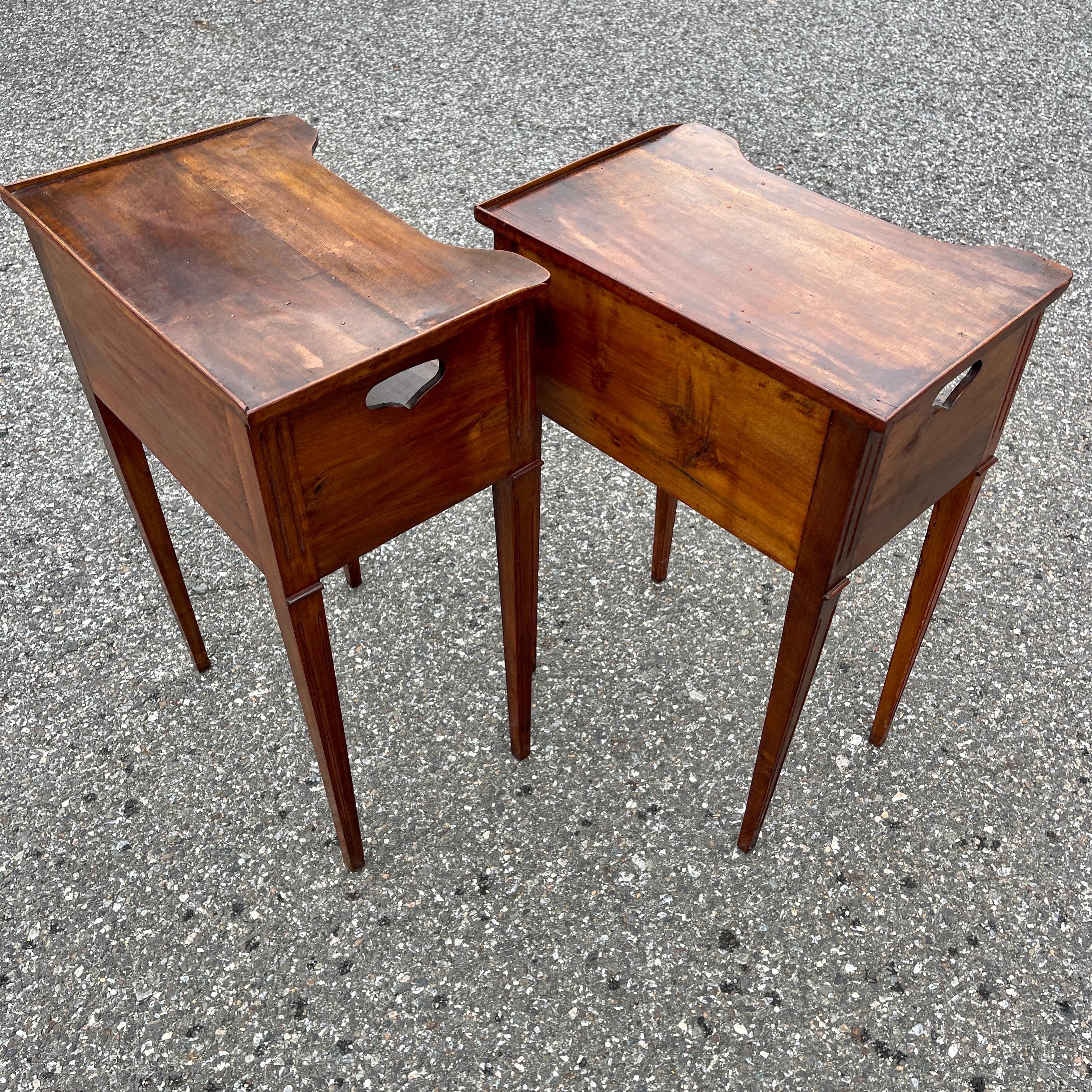 Pair of Italian Walnut Side Tables on Fluted and Tapering Legs For Sale 7