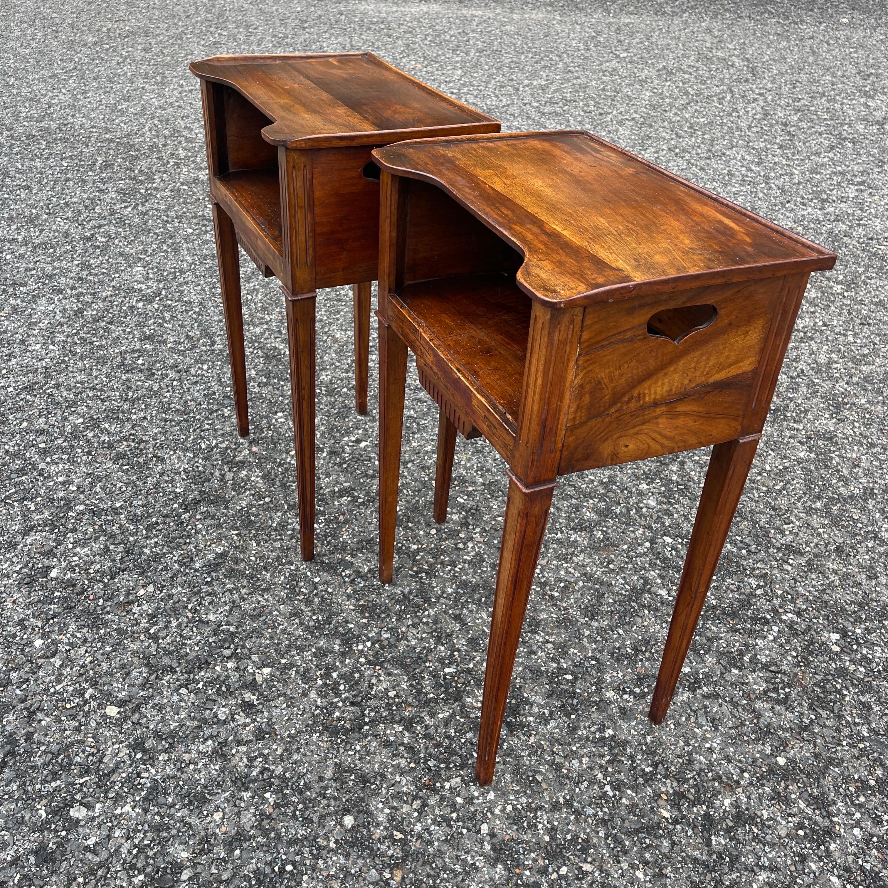 Mid-Century Modern Pair of Italian Walnut Side Tables on Fluted and Tapering Legs For Sale