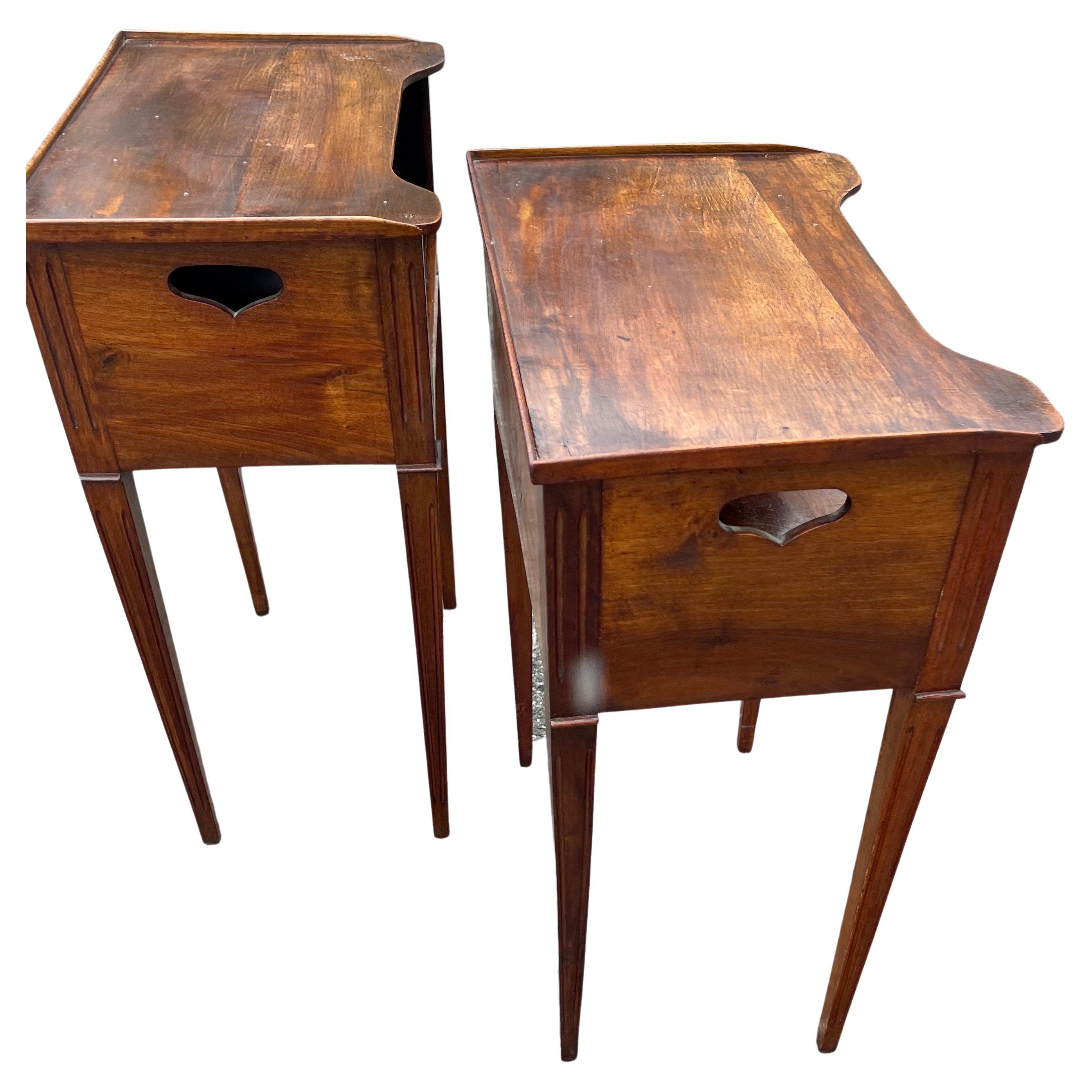 Pair of Italian Walnut Side Tables on Fluted and Tapering Legs In Good Condition For Sale In Haddonfield, NJ