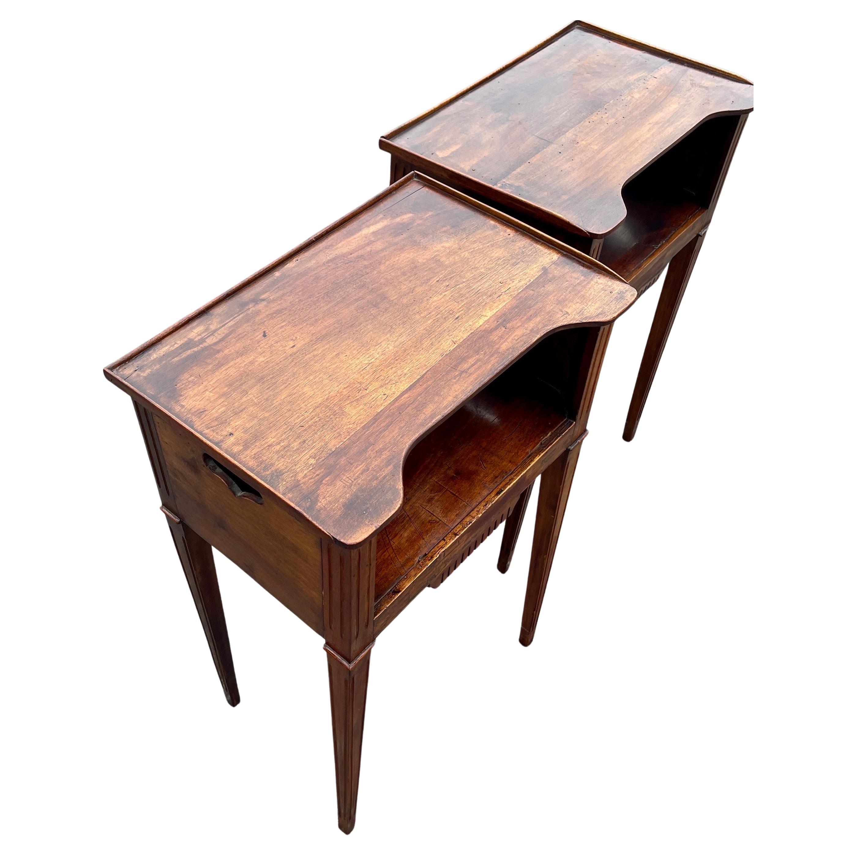 Pair of Italian Walnut Side Tables on Fluted and Tapering Legs For Sale 2