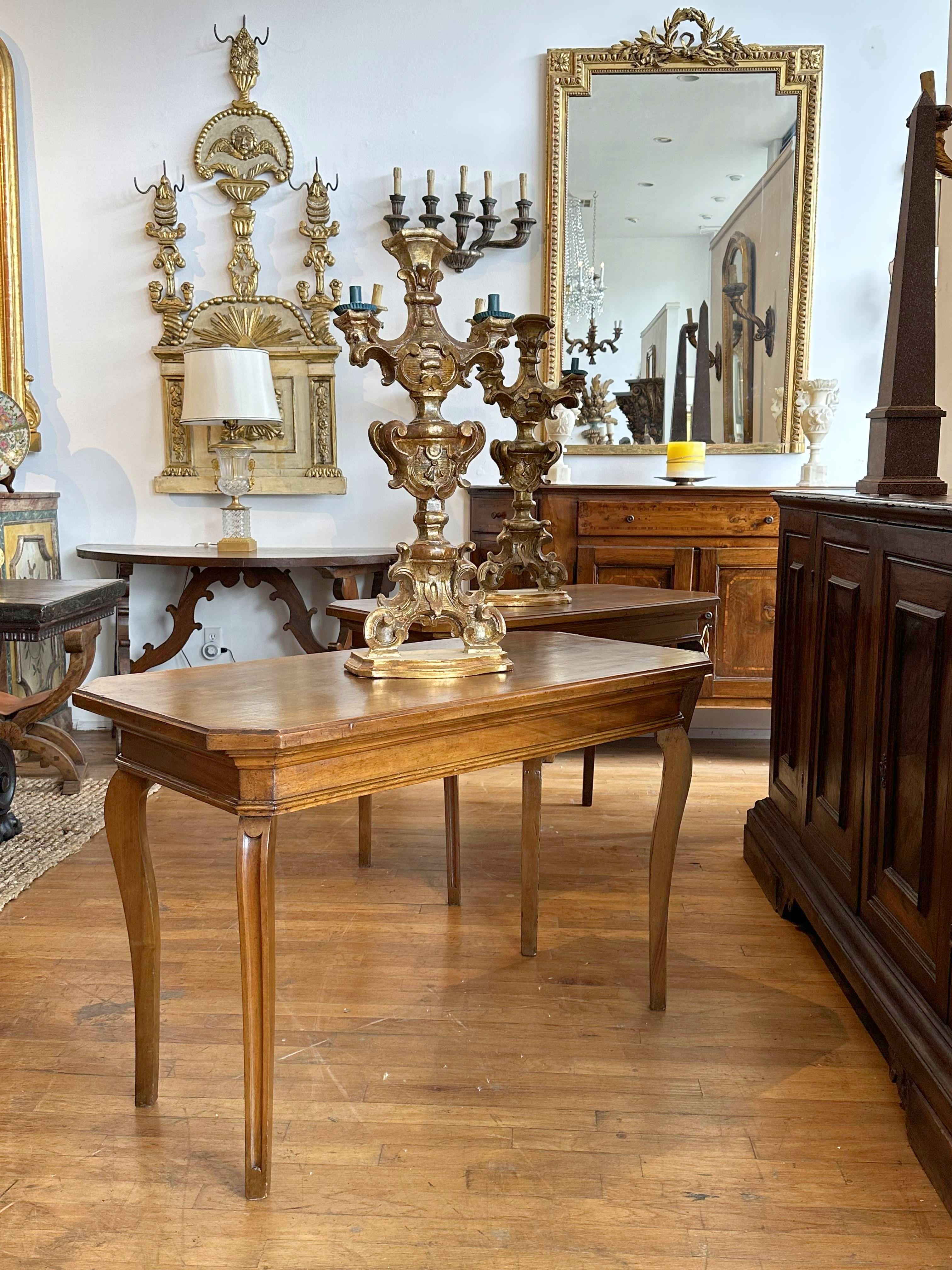 Pair of Italian Walnut Tables, circa 1790 In Good Condition For Sale In Los Angeles, CA