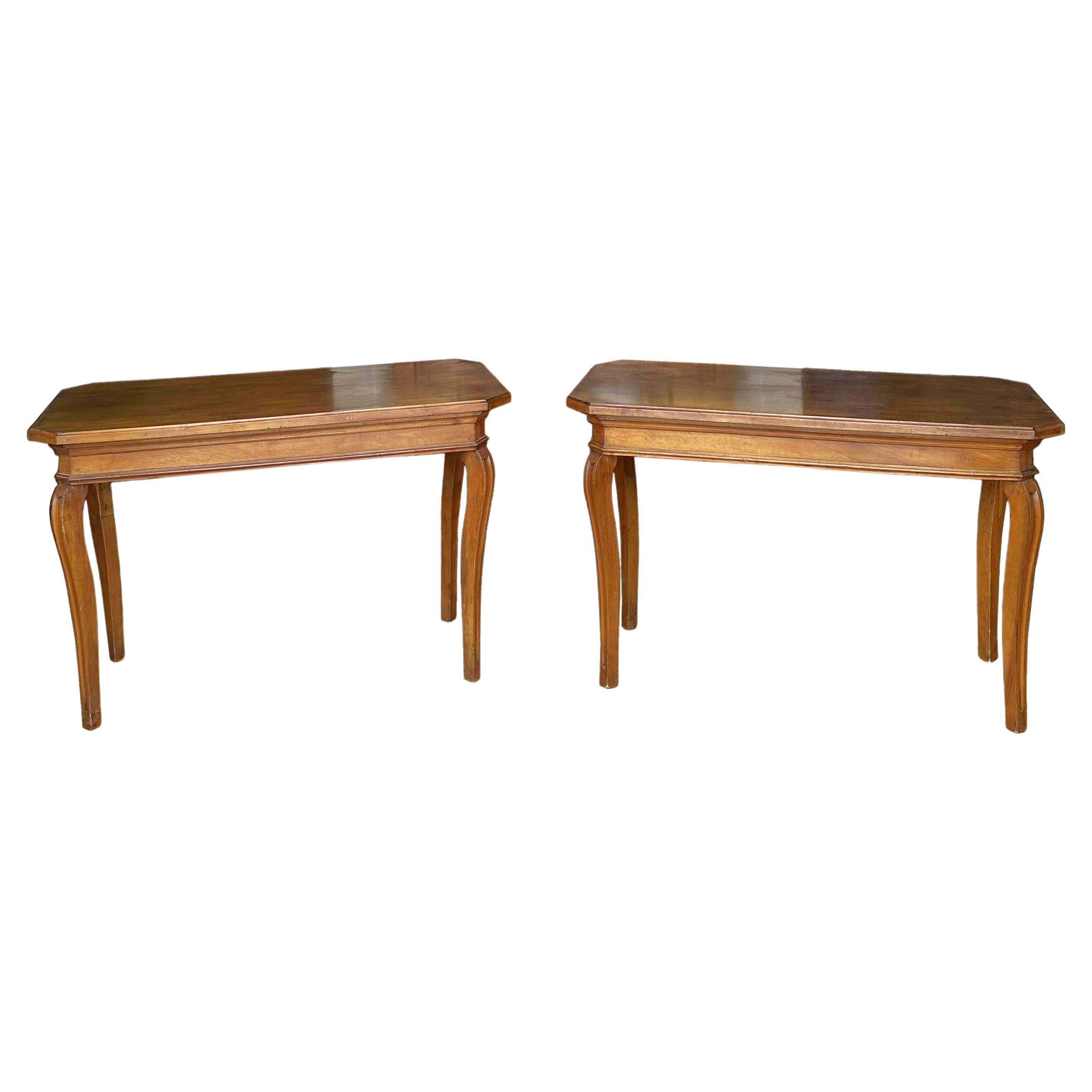 Paar italienische Tische aus Nussbaumholz – um 1790