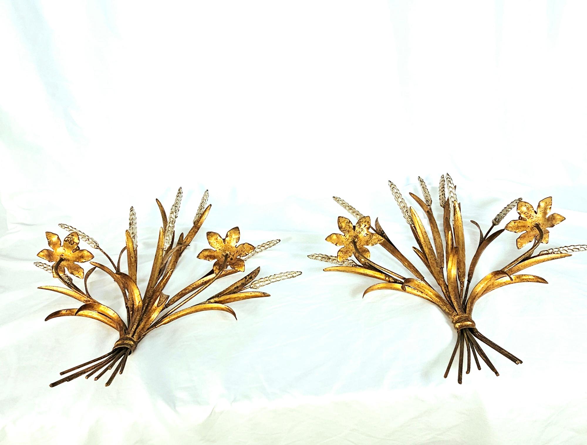 Add a touch of timeless elegance to your home with these stunning vintage wheat sheath sconces . Expertly crafted from metal, adorned with a beautiful gold finish and lovely patina. Perfect touch to embellish any room.
Beautiful flowers to hold