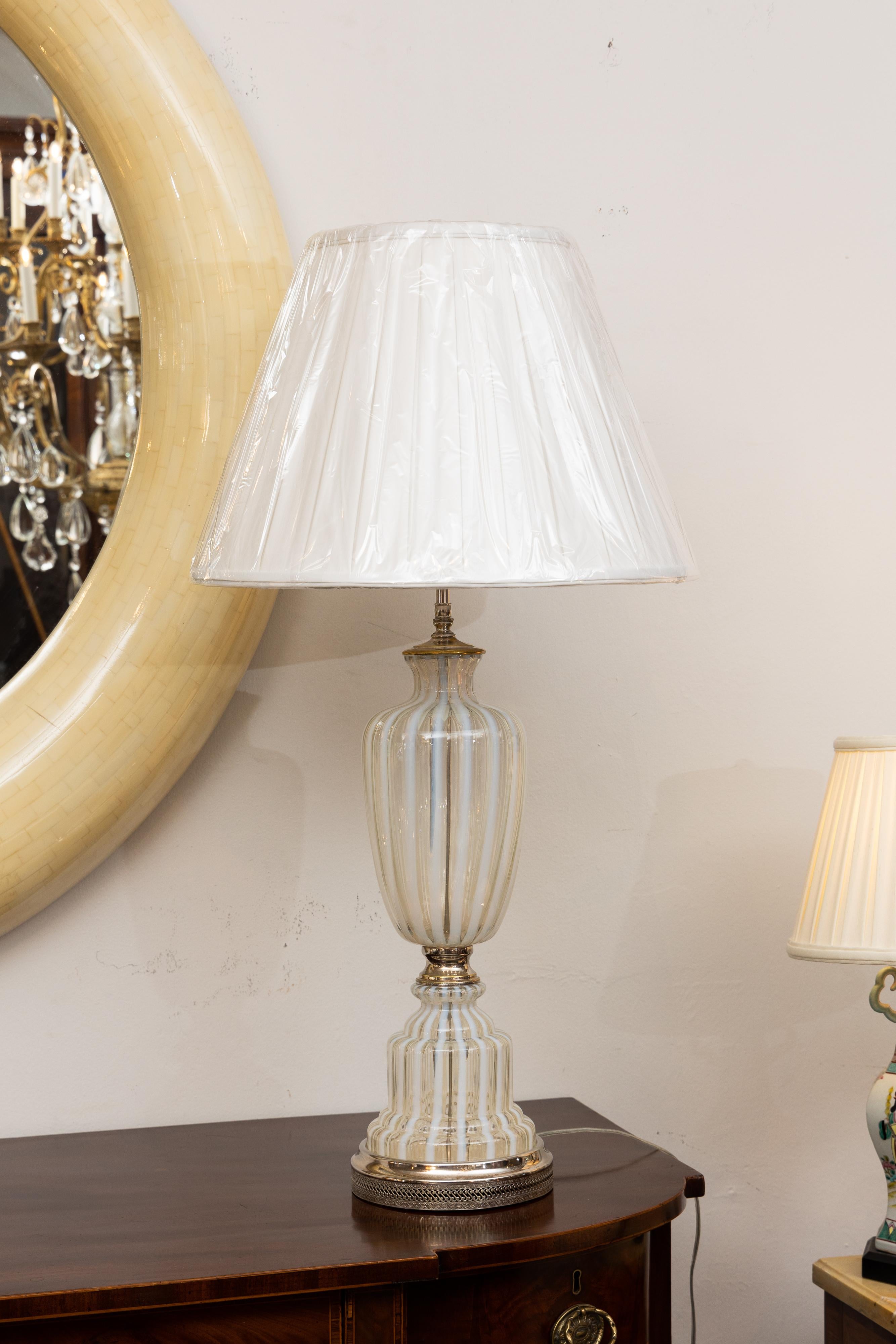 Paar italienische Murano-Lampen aus weißem und klarem Glas (20. Jahrhundert) im Angebot