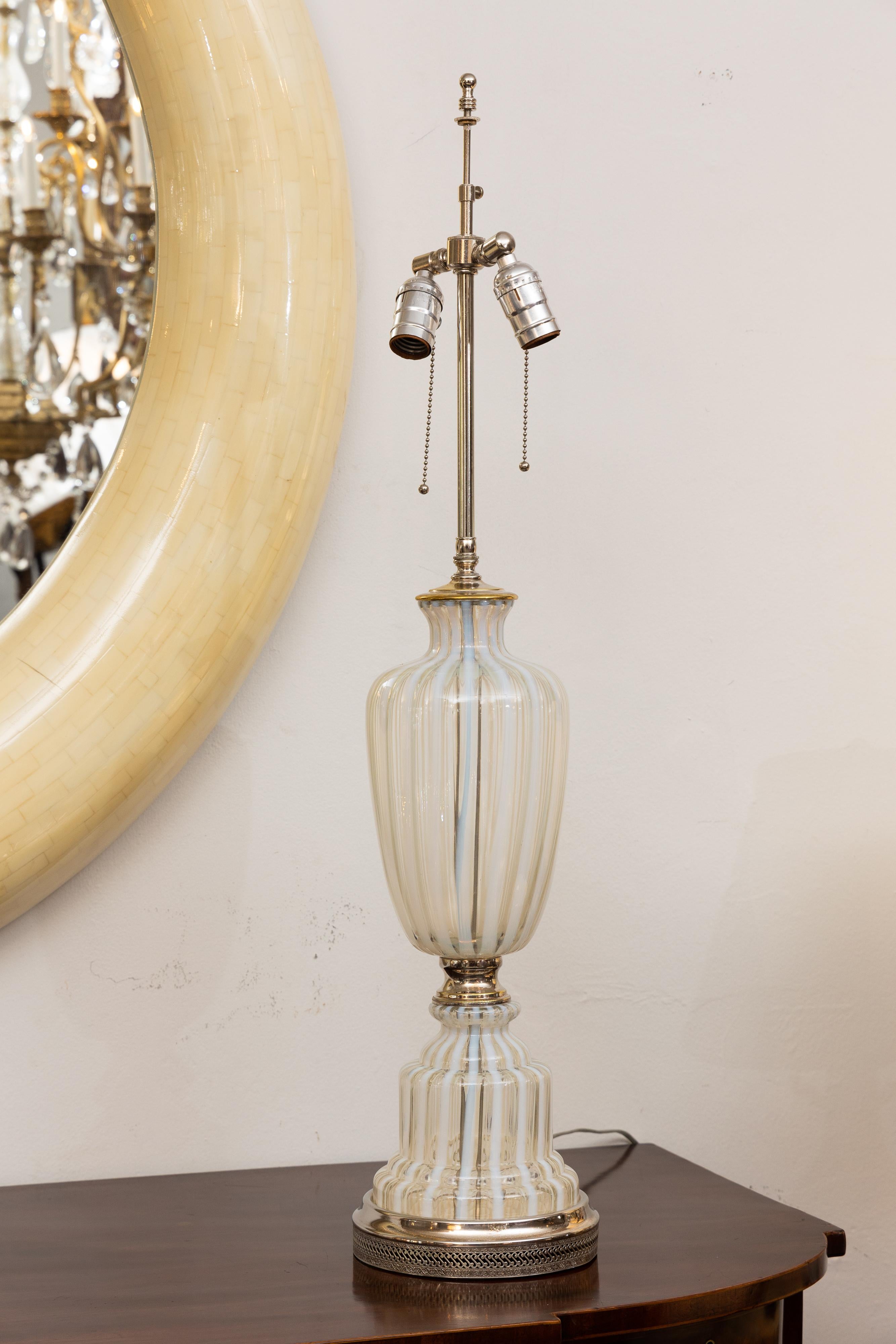 Vetro di Murano Coppia di lampade italiane di Murano in vetro bianco e trasparente in vendita