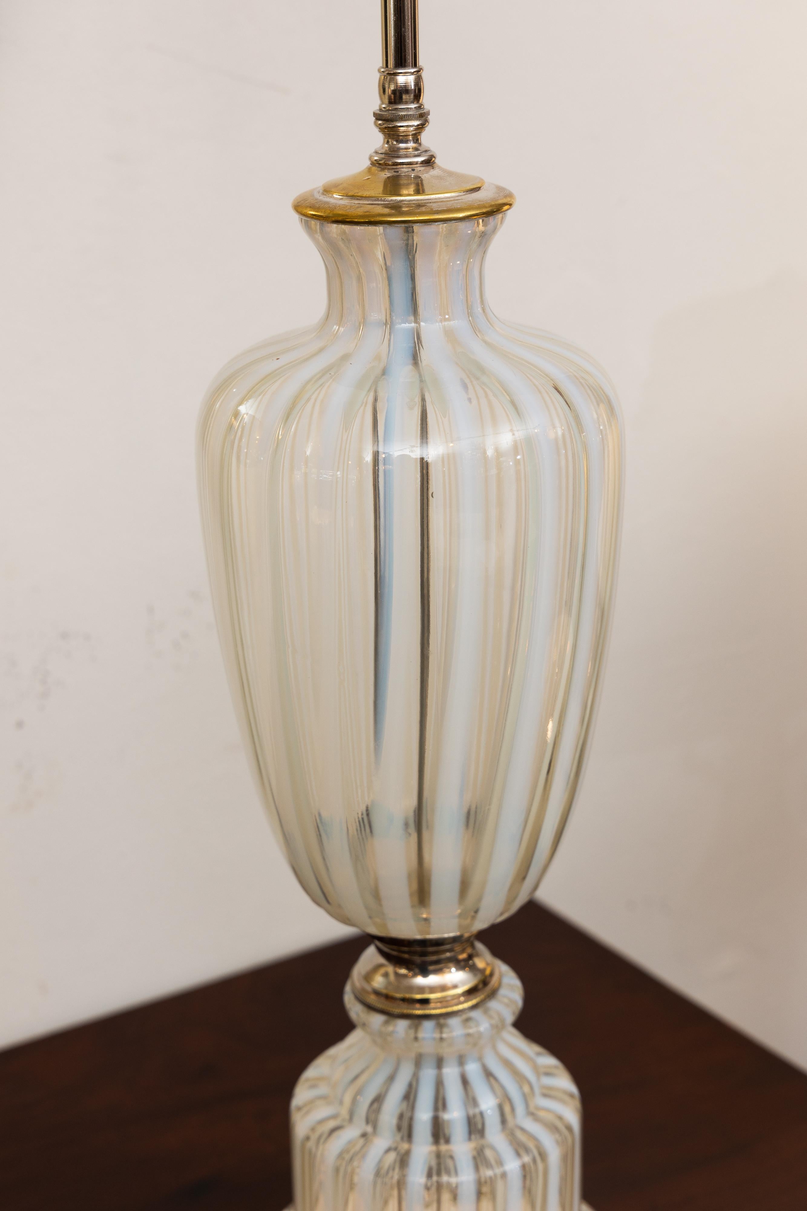 Coppia di lampade italiane di Murano in vetro bianco e trasparente in vendita 1