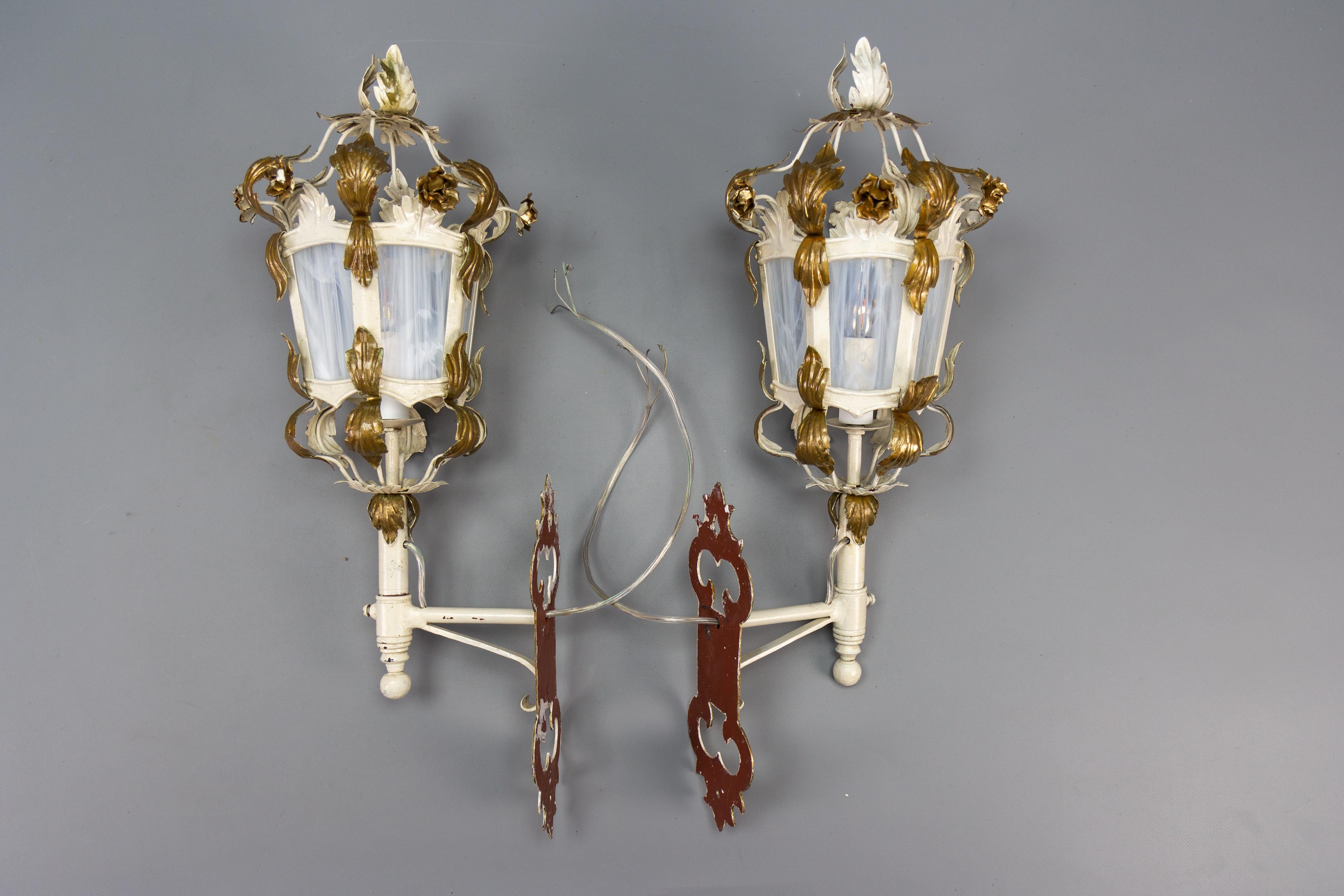 Pareja de faroles de pared italianos de metal y cristal en blanco y dorado, ca. 1970 en venta 5