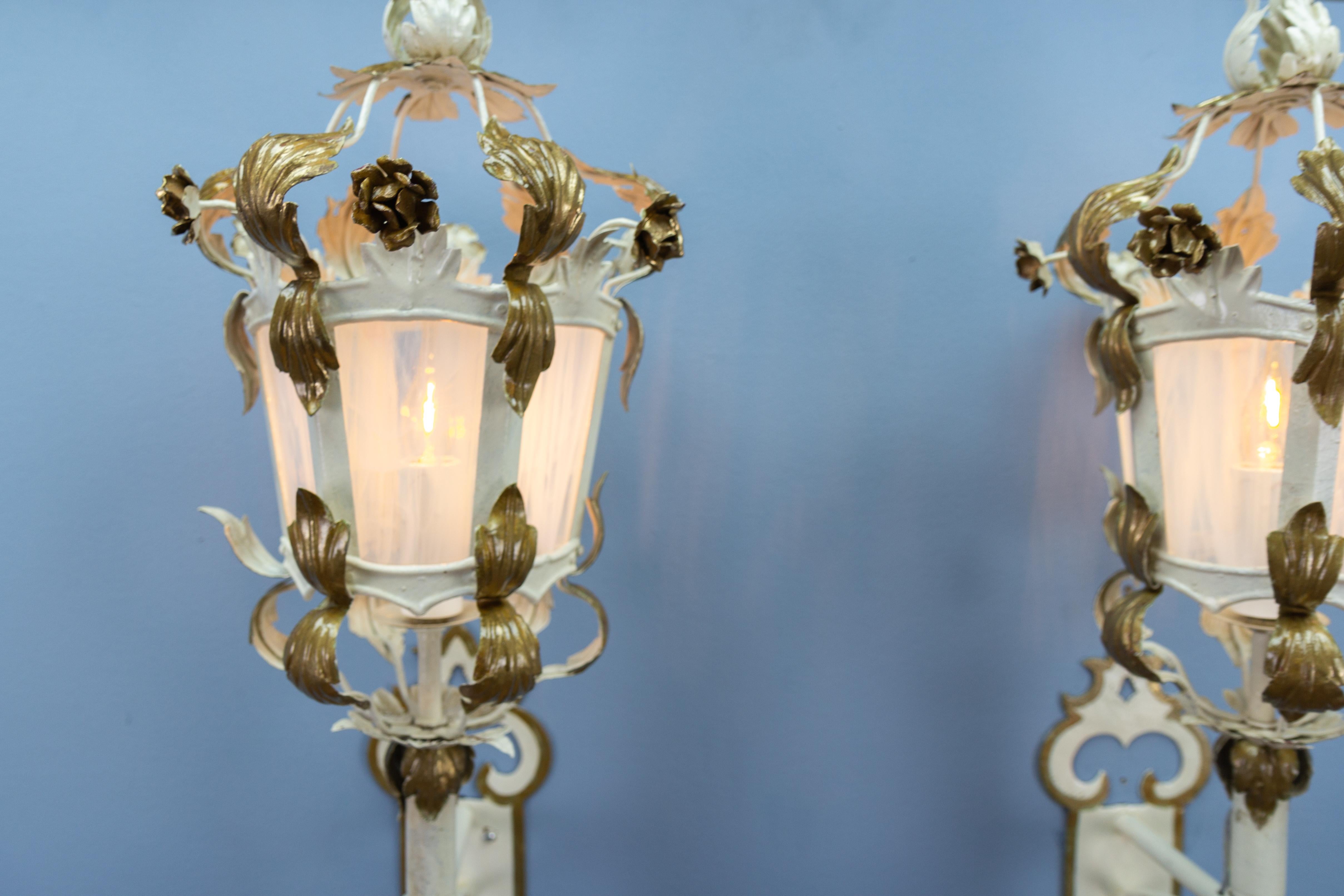 Pair of Italian White and Golden Color Metal and Glass Wall Lanterns, ca. 1970s In Good Condition For Sale In Barntrup, DE