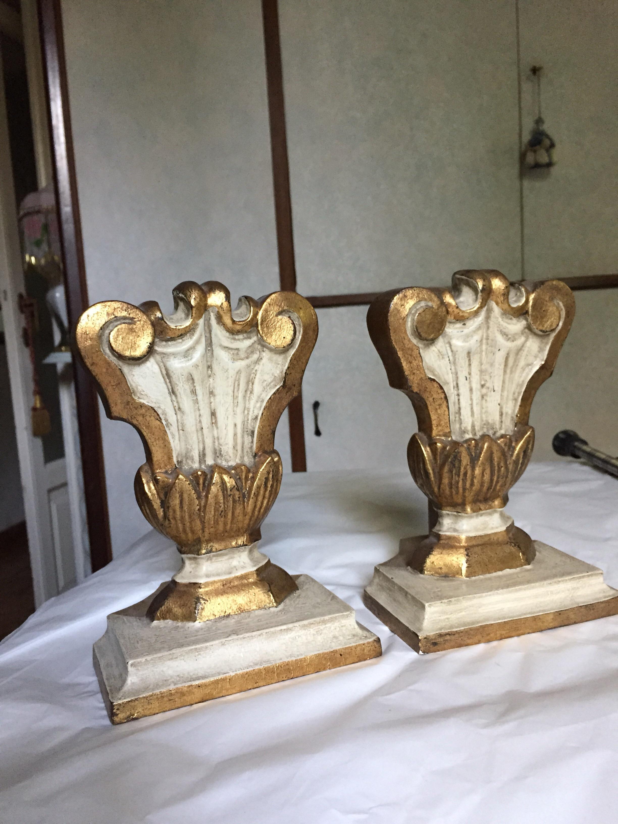 Hand-Painted Pair of Italian White and Mecca Giltwood Hand Carved Lamp Bases Verona, 1980 For Sale