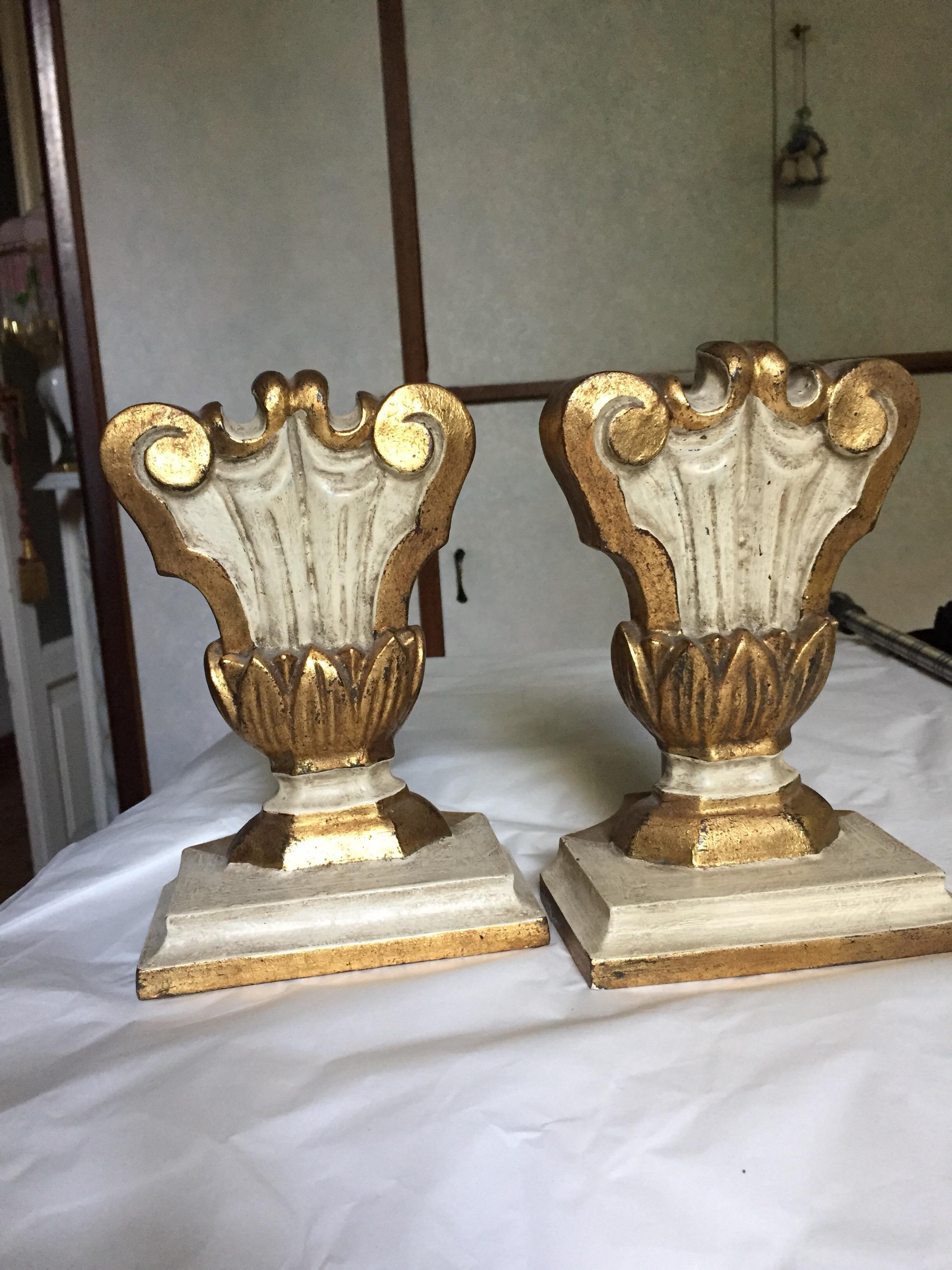 Pair of Italian White and Mecca Giltwood Hand Carved Lamp Bases Verona, 1980 In Good Condition For Sale In Milan, IT