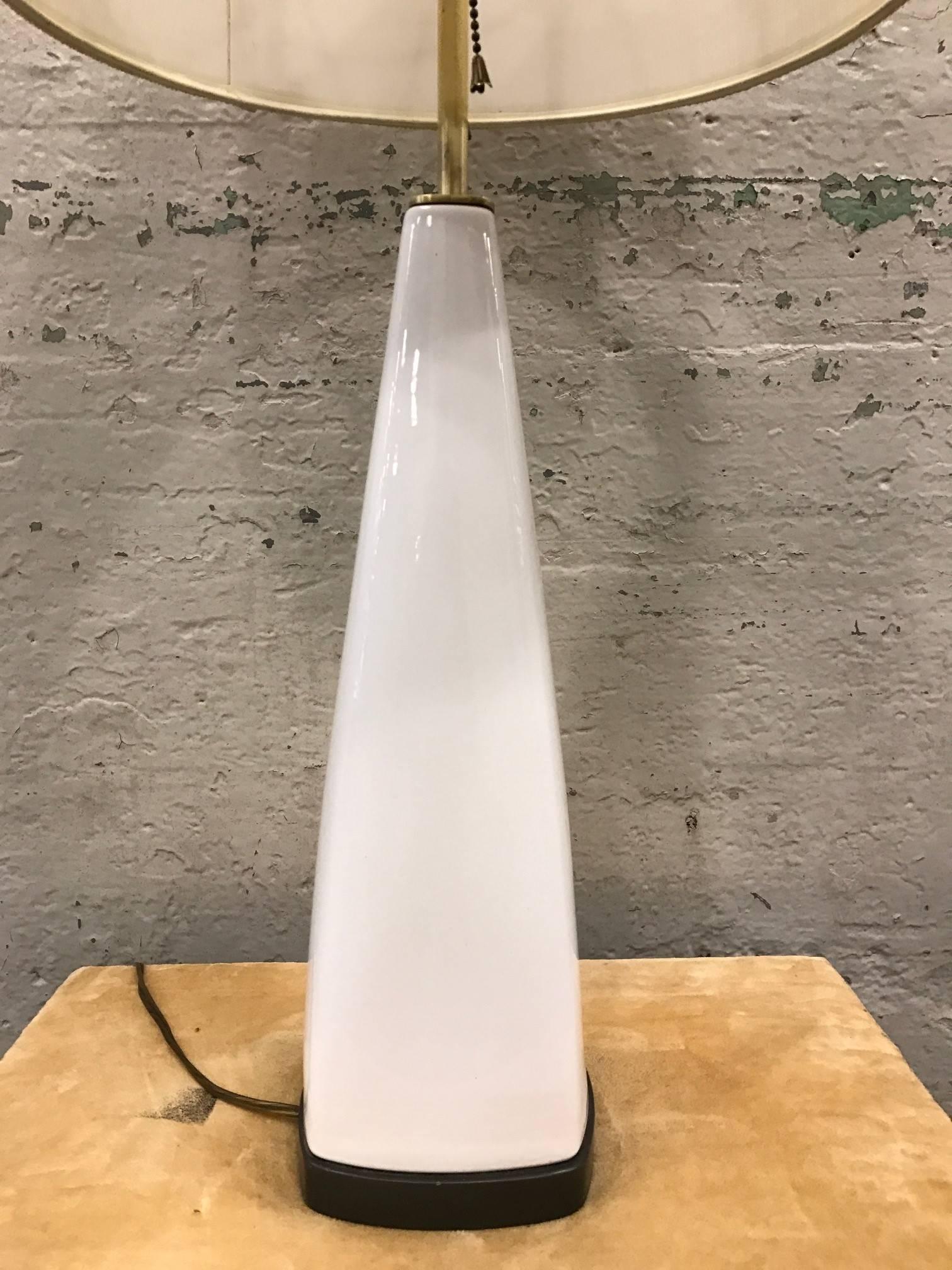 Mid-Century Modern Pair of Italian White Ceramic Lamps For Sale