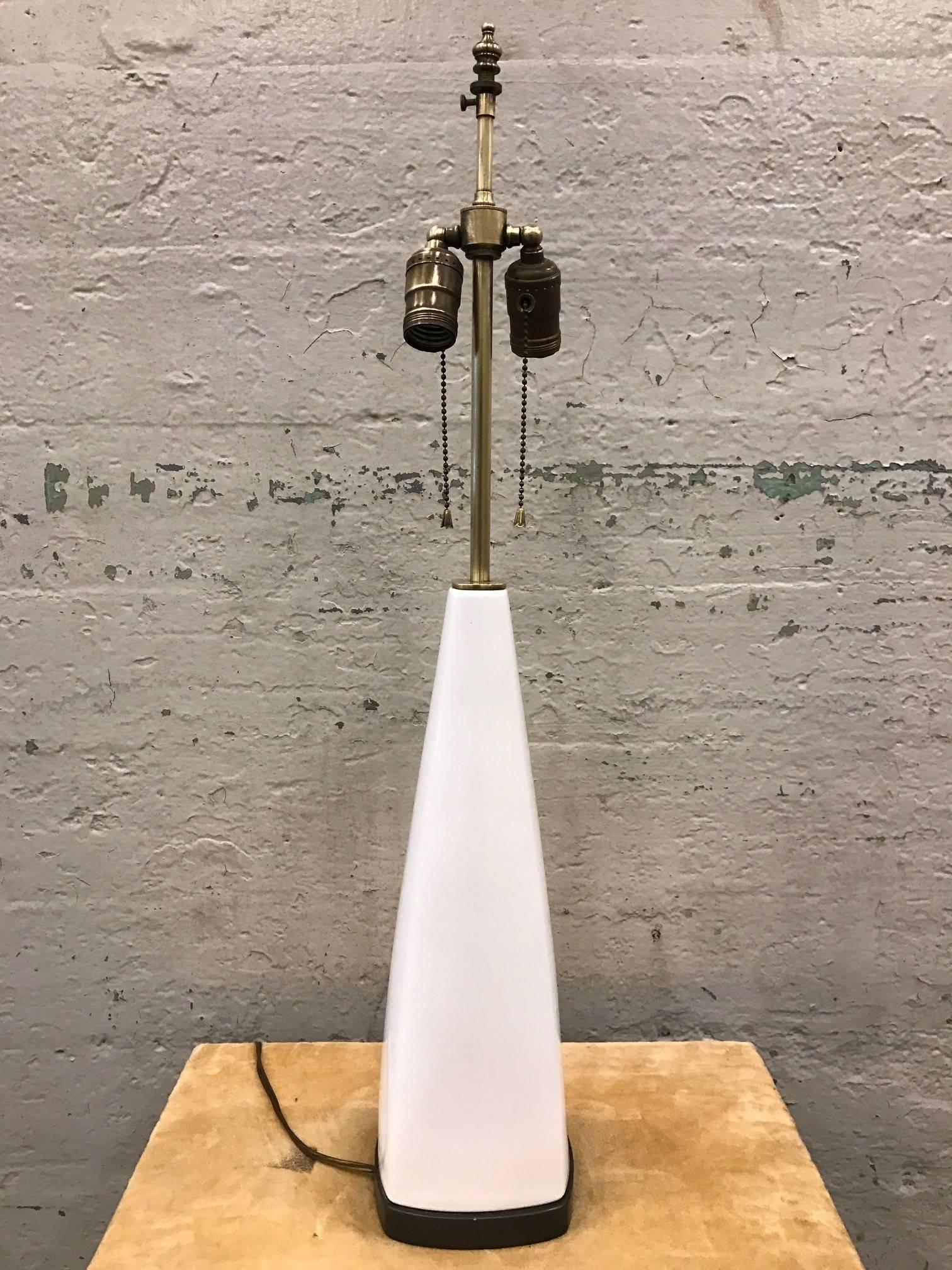 Pair of Italian White Ceramic Lamps In Good Condition For Sale In New York, NY
