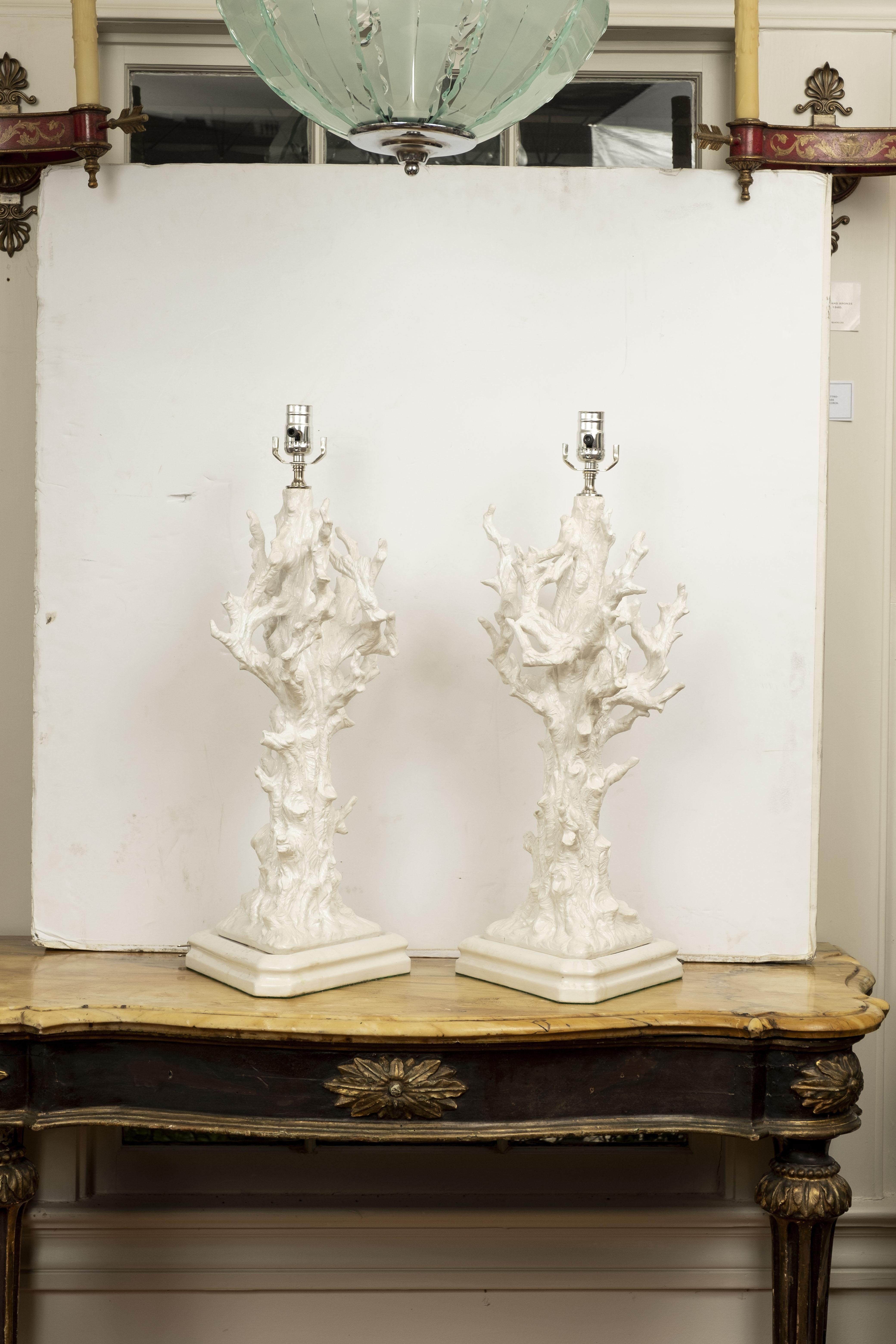 Paire de lampes italiennes en porcelaine émaillée blanche et faux corail en vente 6