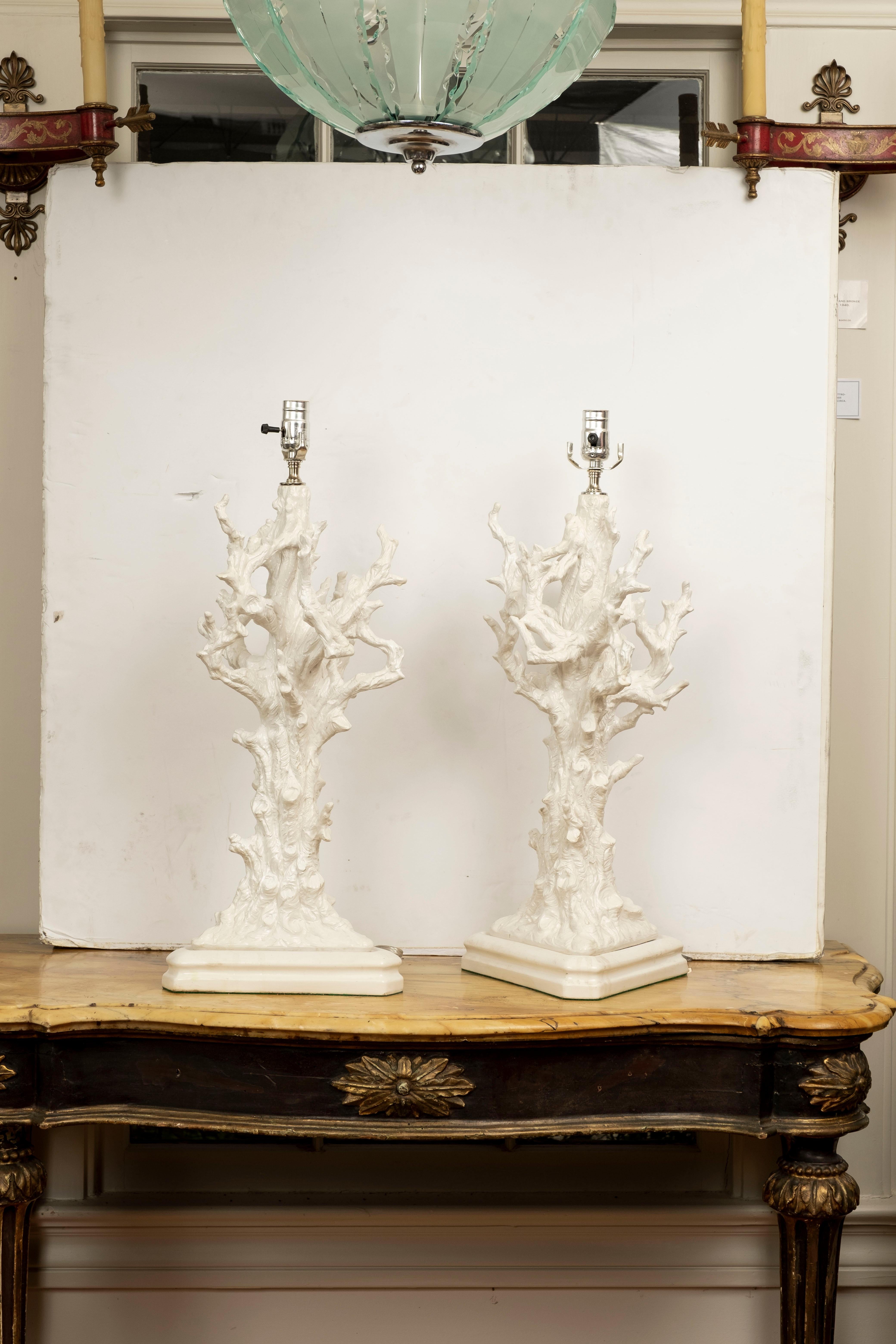 Paire de lampes italiennes en porcelaine blanche émaillée faux corail. Ces lampes italiennes rares et modernes sont très inhabituelles et ont été nouvellement câblées avec de nouvelles douilles et sont prêtes à recevoir les abat-jours de votre