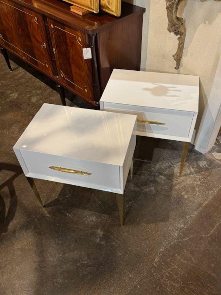 Ein Paar moderne italienische Beistelltische aus weißem Lack in Hochglanz und Messing. Um 2000. Perfekt für die Übergangsgestaltung von heute! 23,5 B 16 T x 25 H