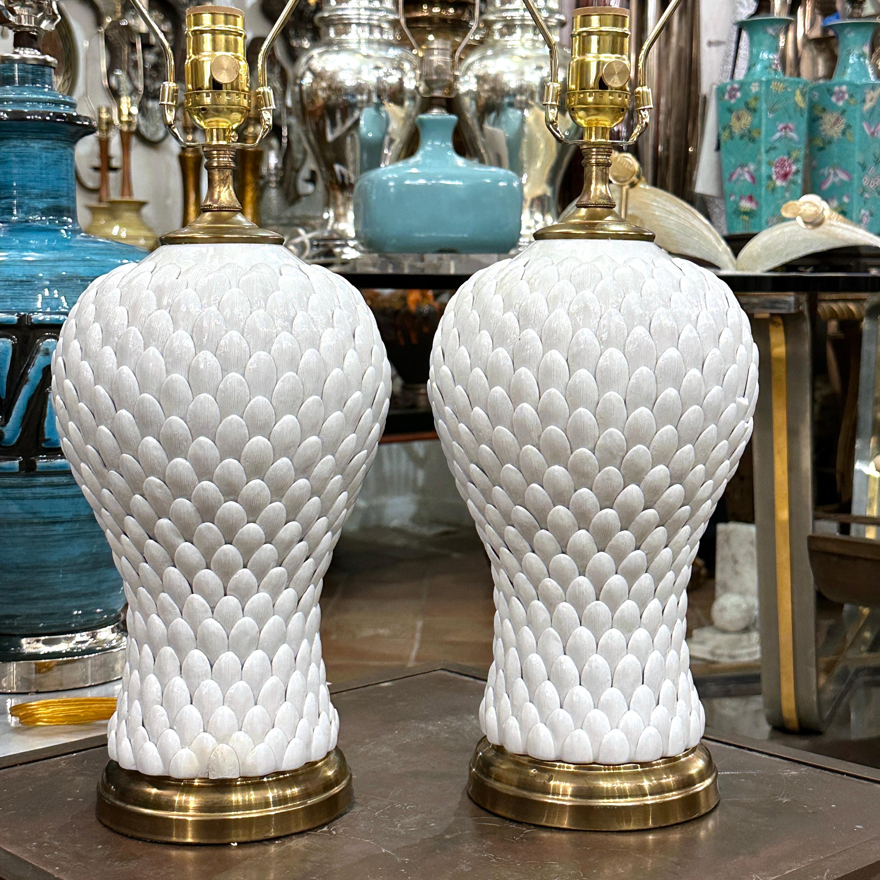 Paire de lampes de table en porcelaine française des années 1940.

Mesures :
Hauteur du corps : 14
Hauteur jusqu'à l'appui de l'abat-jour : 23