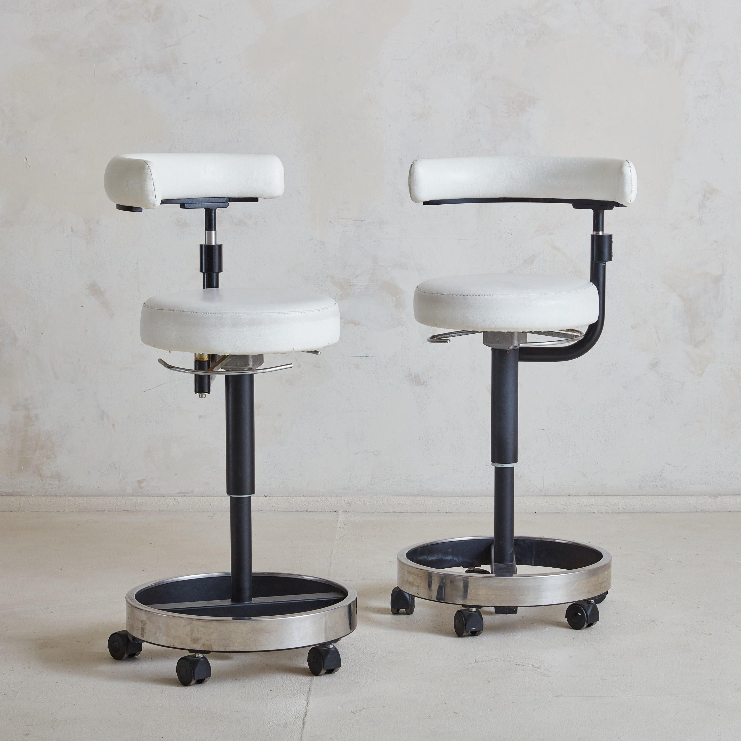 Un par de taburetes industriales de estilo Bauhaus de Anthos, fabricados en Italia a finales de la década de 1960. Diseñados originalmente para entornos médicos, dentales o de oficina, estos taburetes están fabricados en metal. Disponen de asientos