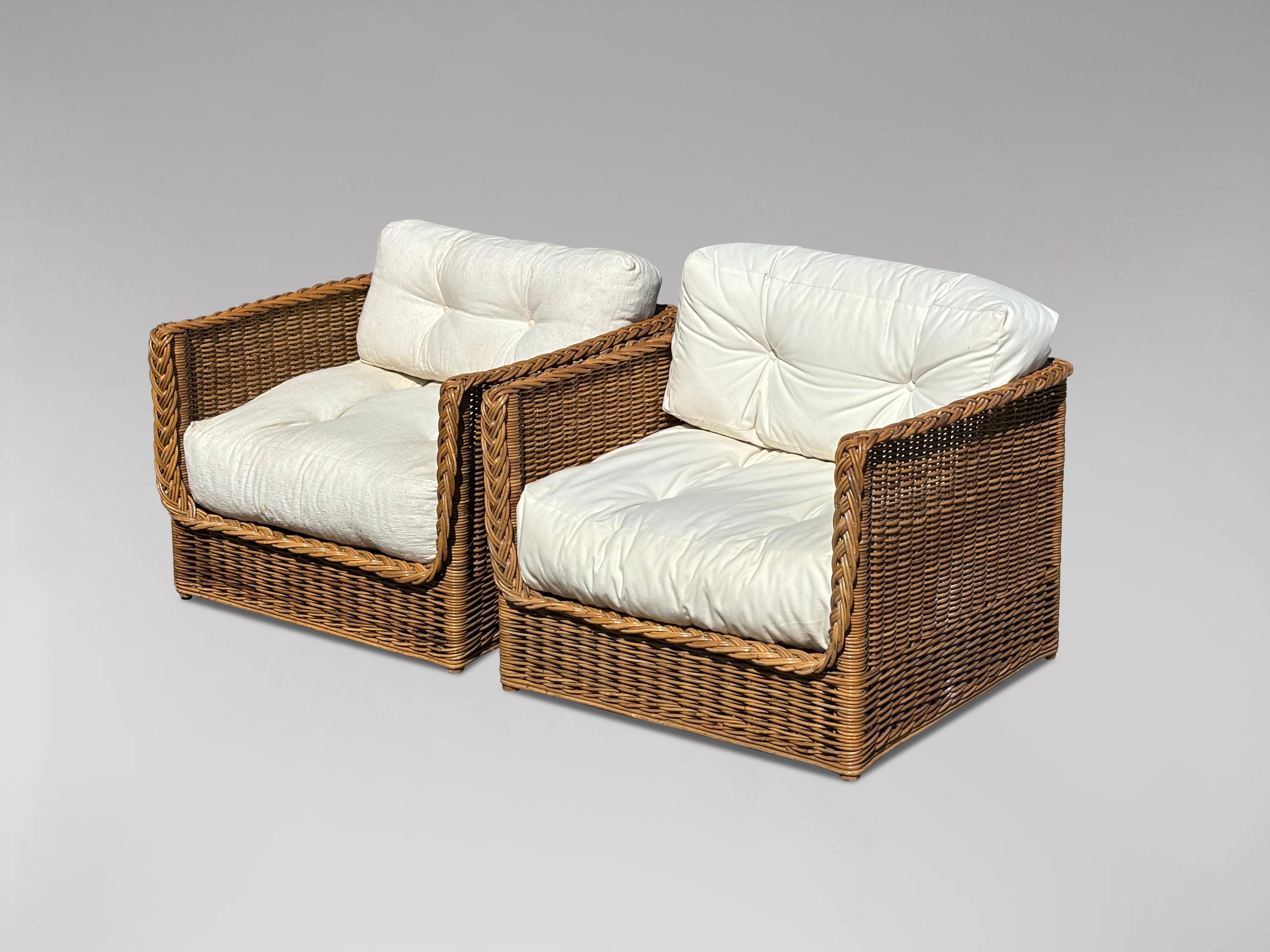 Una coppia di poltrone quadrate in vimini e rattan del XX secolo, realizzate a mano da The Wicker Works in Italia. Il classico modello con schienale quadrato, caratterizzato da una struttura in legno duro graziosamente dritta e ricoperta di vimini a