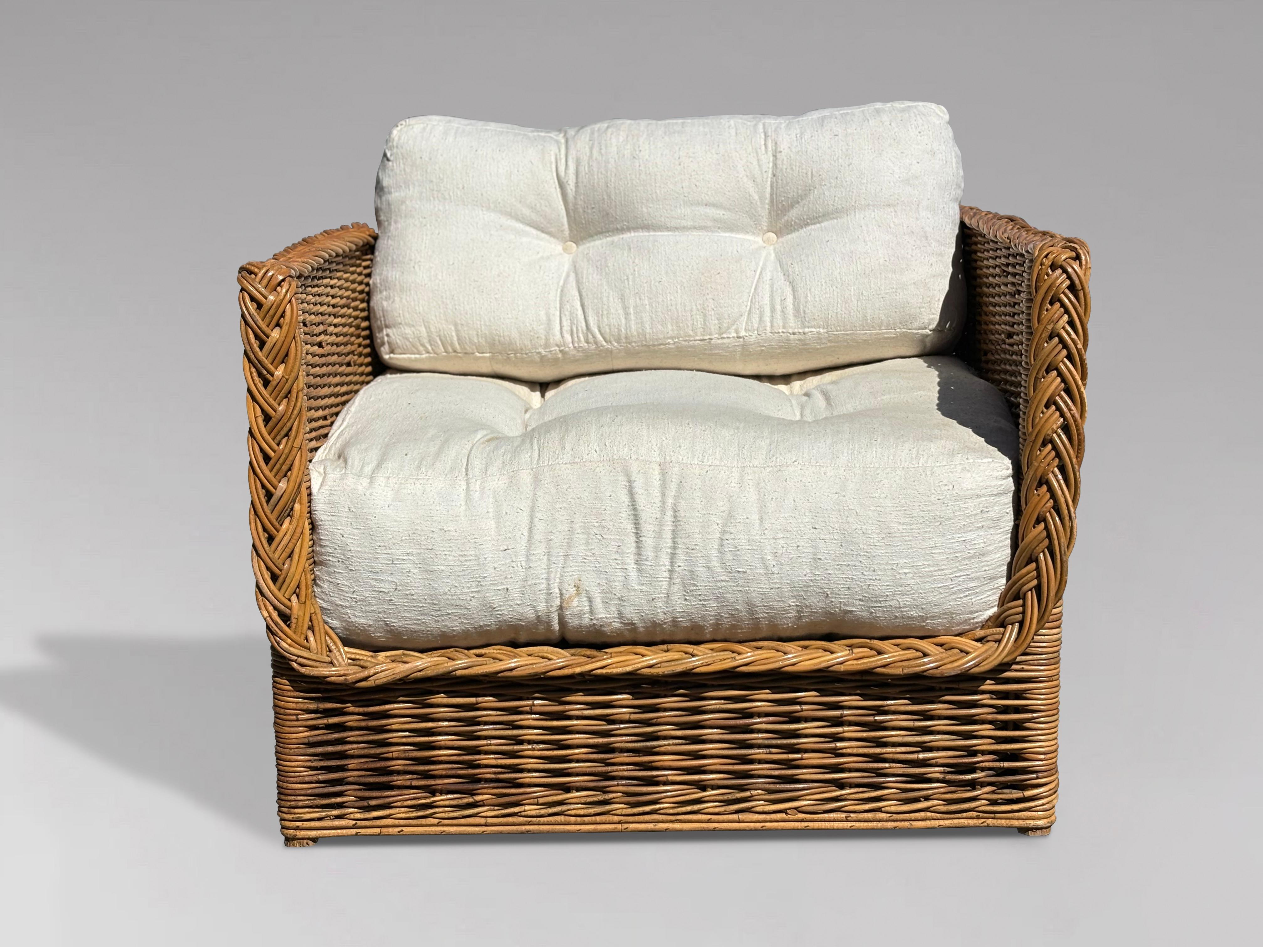 Organico moderno Coppia di poltrone da salotto in vimini e rattan italiane in vendita