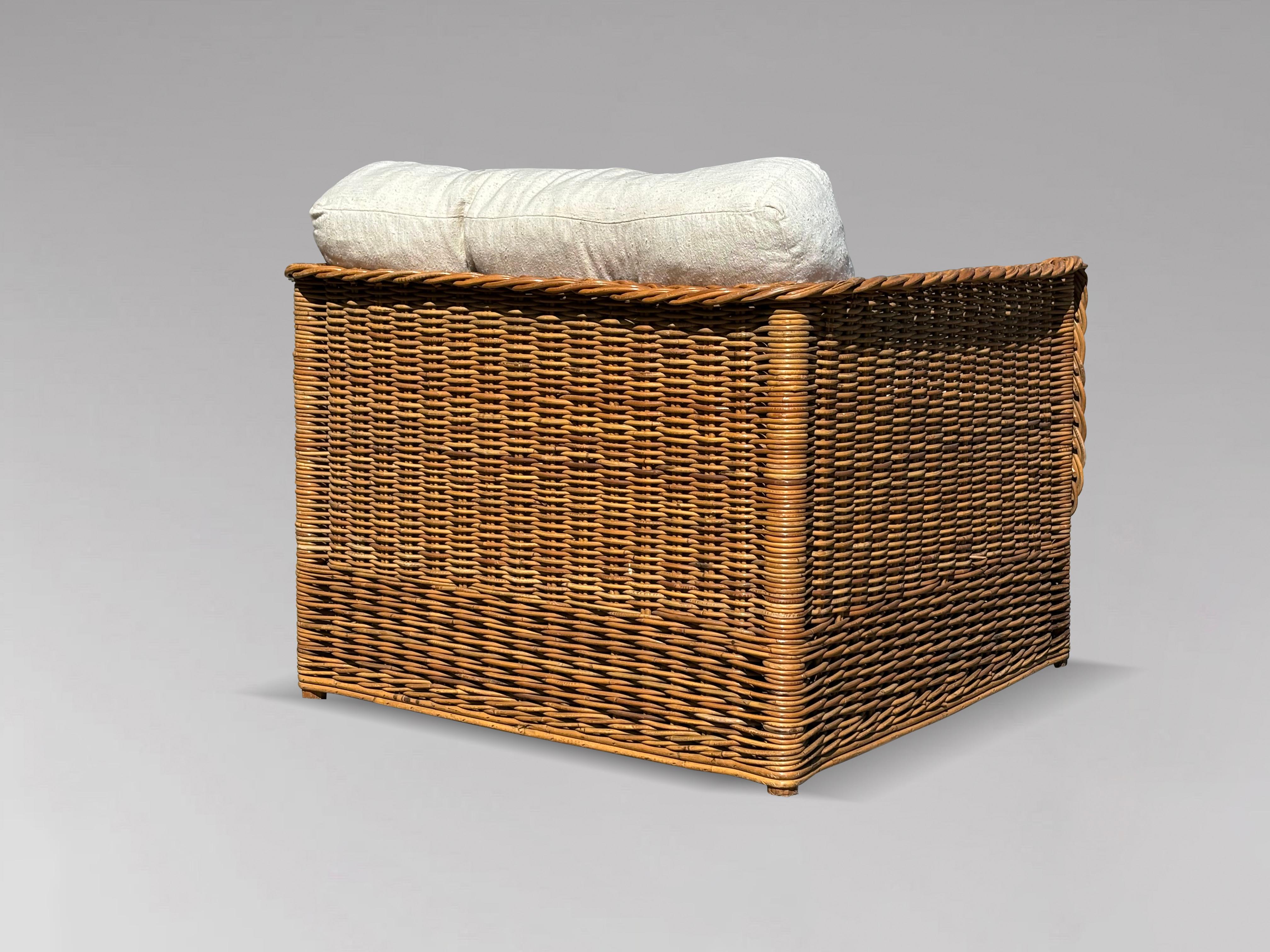 Italiano Coppia di poltrone da salotto in vimini e rattan italiane in vendita