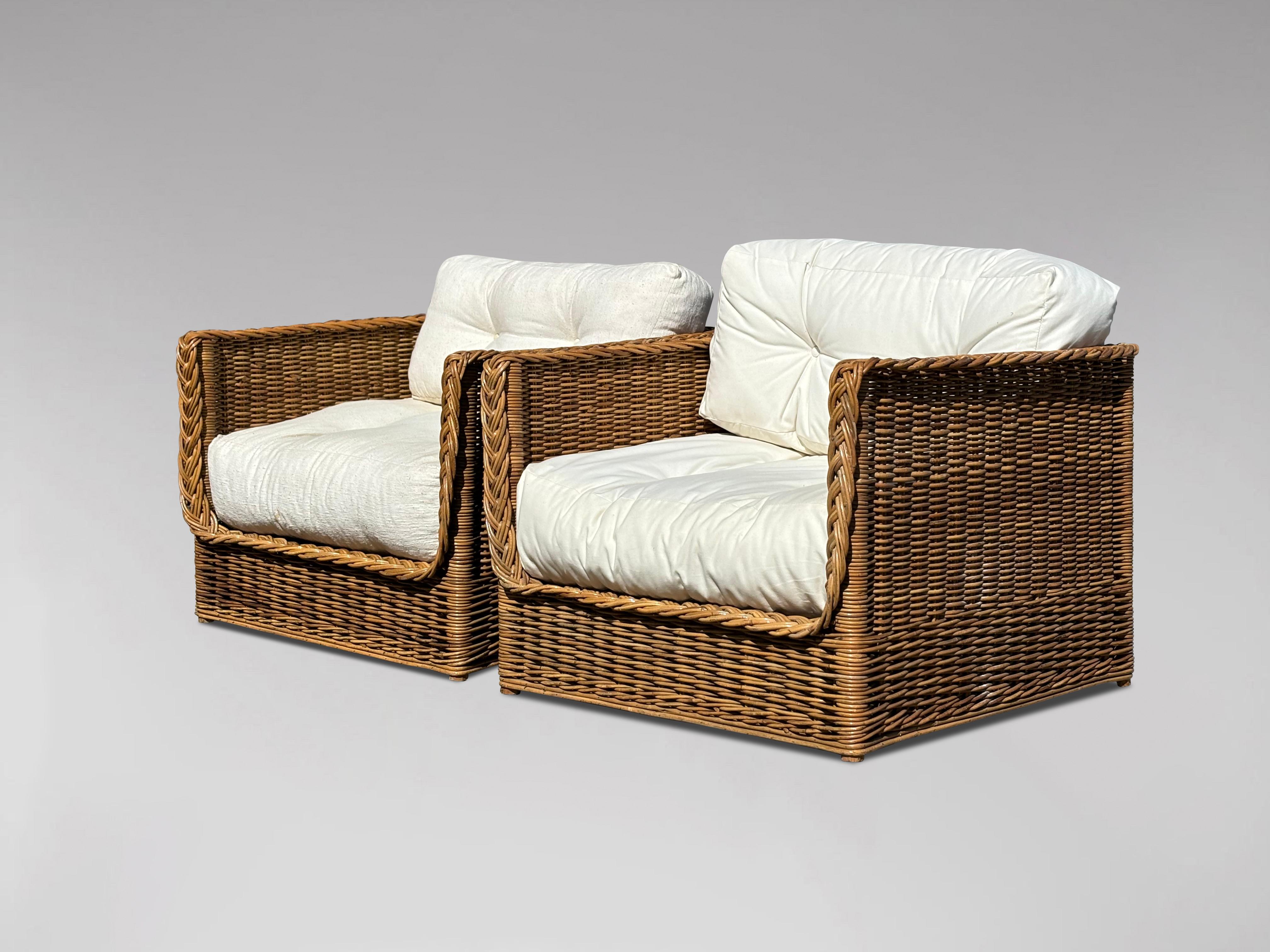 XX secolo Coppia di poltrone da salotto in vimini e rattan italiane in vendita