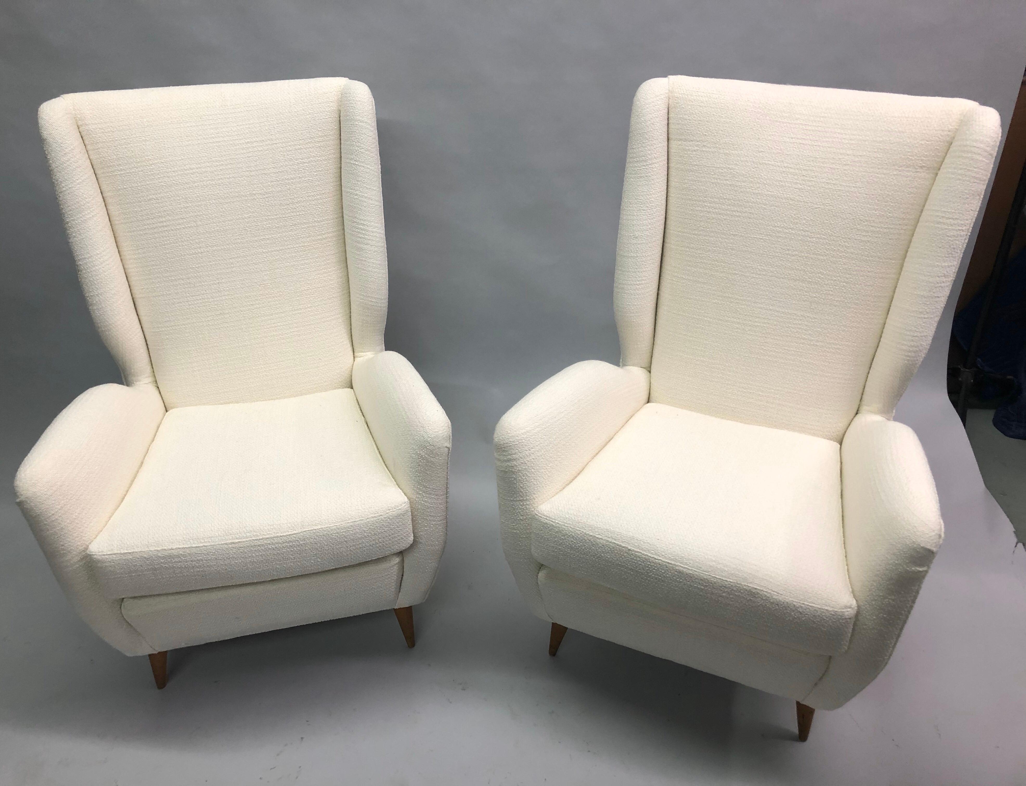 Pair of Italian Wingback Lounge Chairs / Armchairs by Gio Ponti, Model 512 In Good Condition In New York, NY