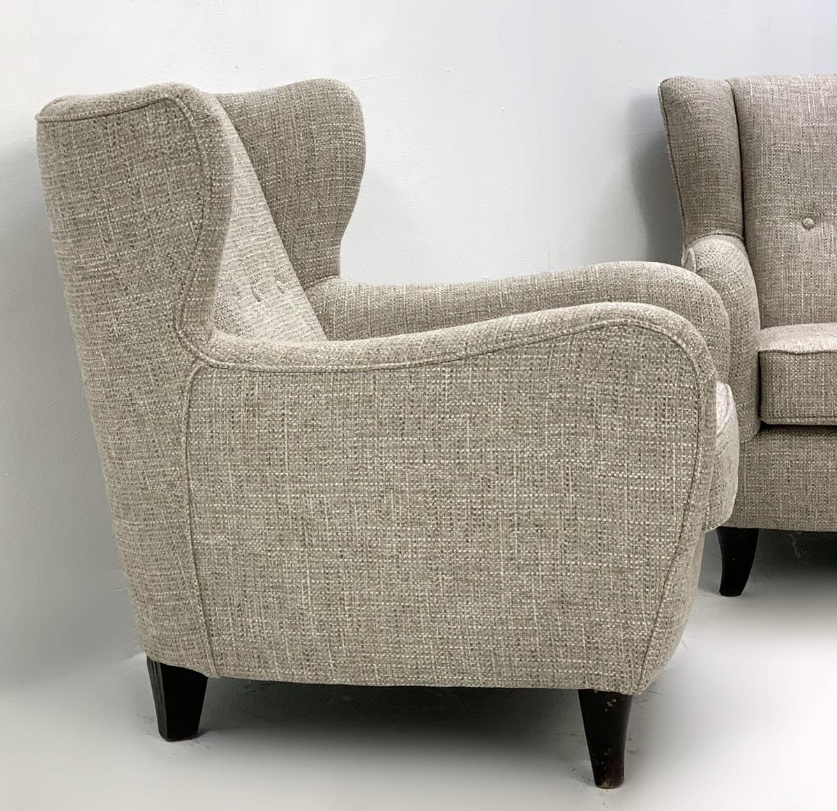Mid-Century Modern Paire de fauteuils italiens Wingback de style mi-siècle moderne, nouvelle tapisserie en vente